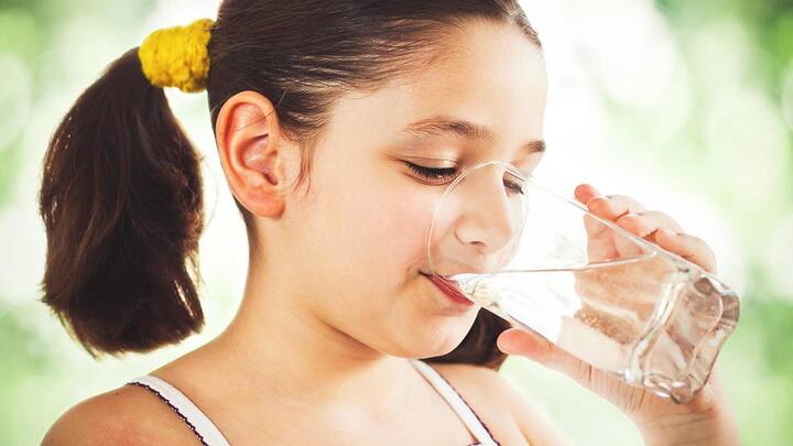 बच्चों में भरपूर पानी पीने की आदत डालने के लिए अपनाएं ये तरीके