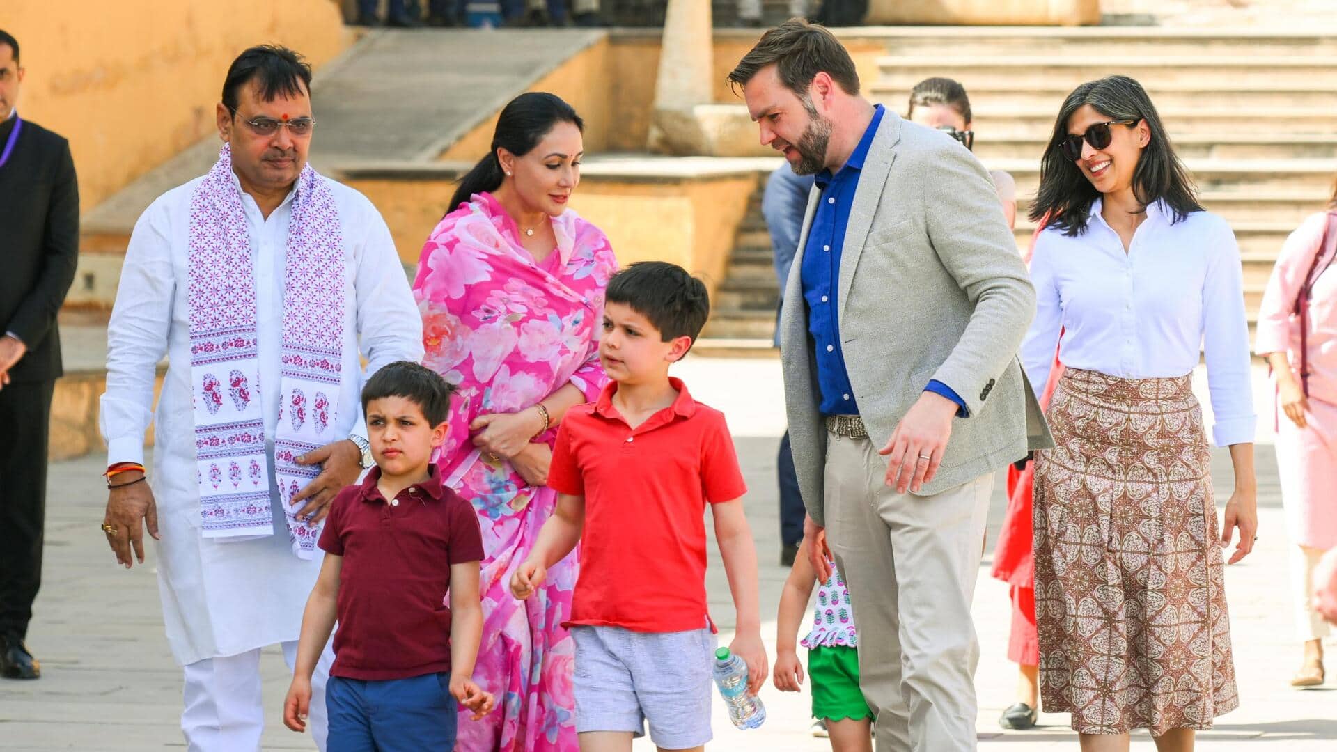 जयपुर में आमेर का किला देखने पहुंचे उपराष्ट्रपति जेडी वेंस का परिवार, आगे क्या है कार्यक्रम? जयपुर में आमेर का किला देखने पहुंचे उपराष्ट्रपति जेडी वेंस का परिवार, आगे क्या है कार्यक्रम?