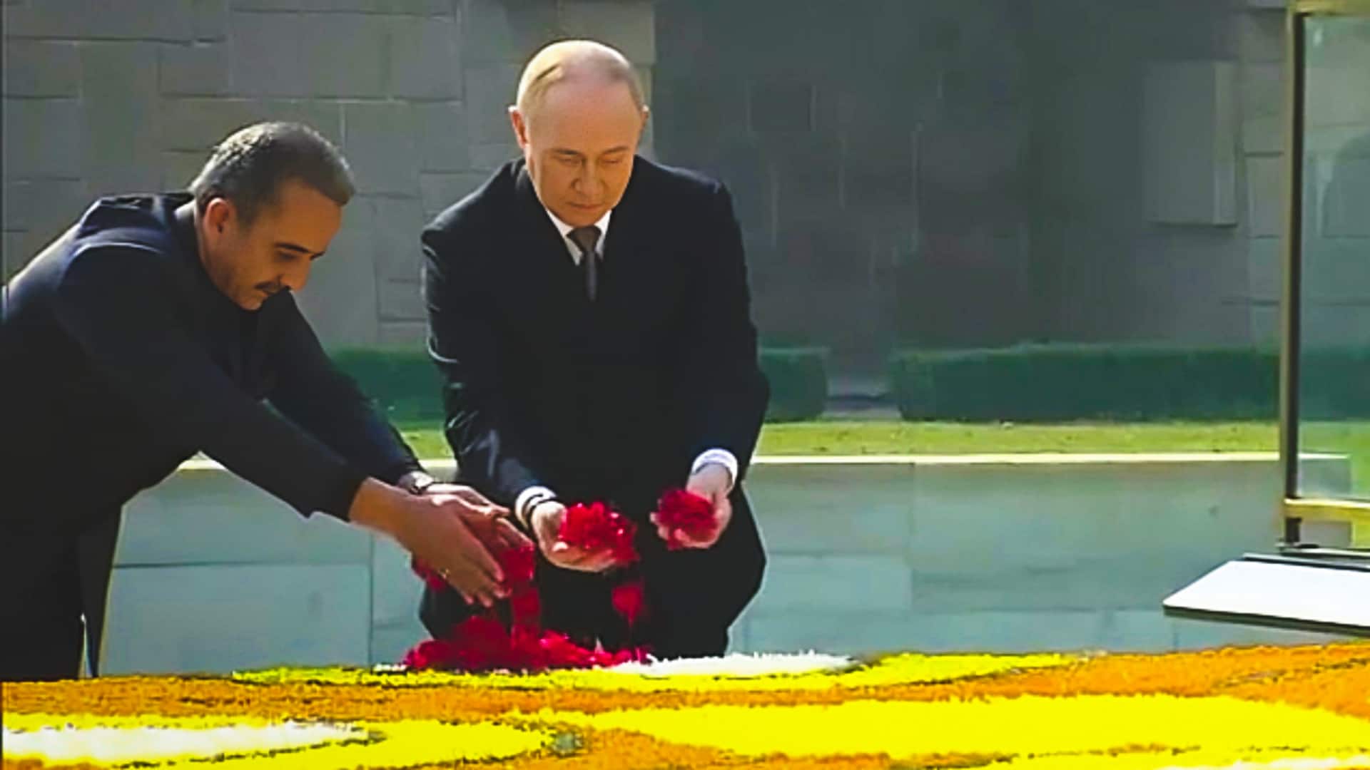 राजघाट पहुंचे व्लादिमीर पुतिन, महात्मा गांधी को दी श्रद्धांजलि 