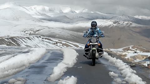 बर्फीली सड़कों पर बाइक में ड्रम या डिस्क ब्रेक में से कौनसे कारगर? जानिए फायदे-नुकसान 