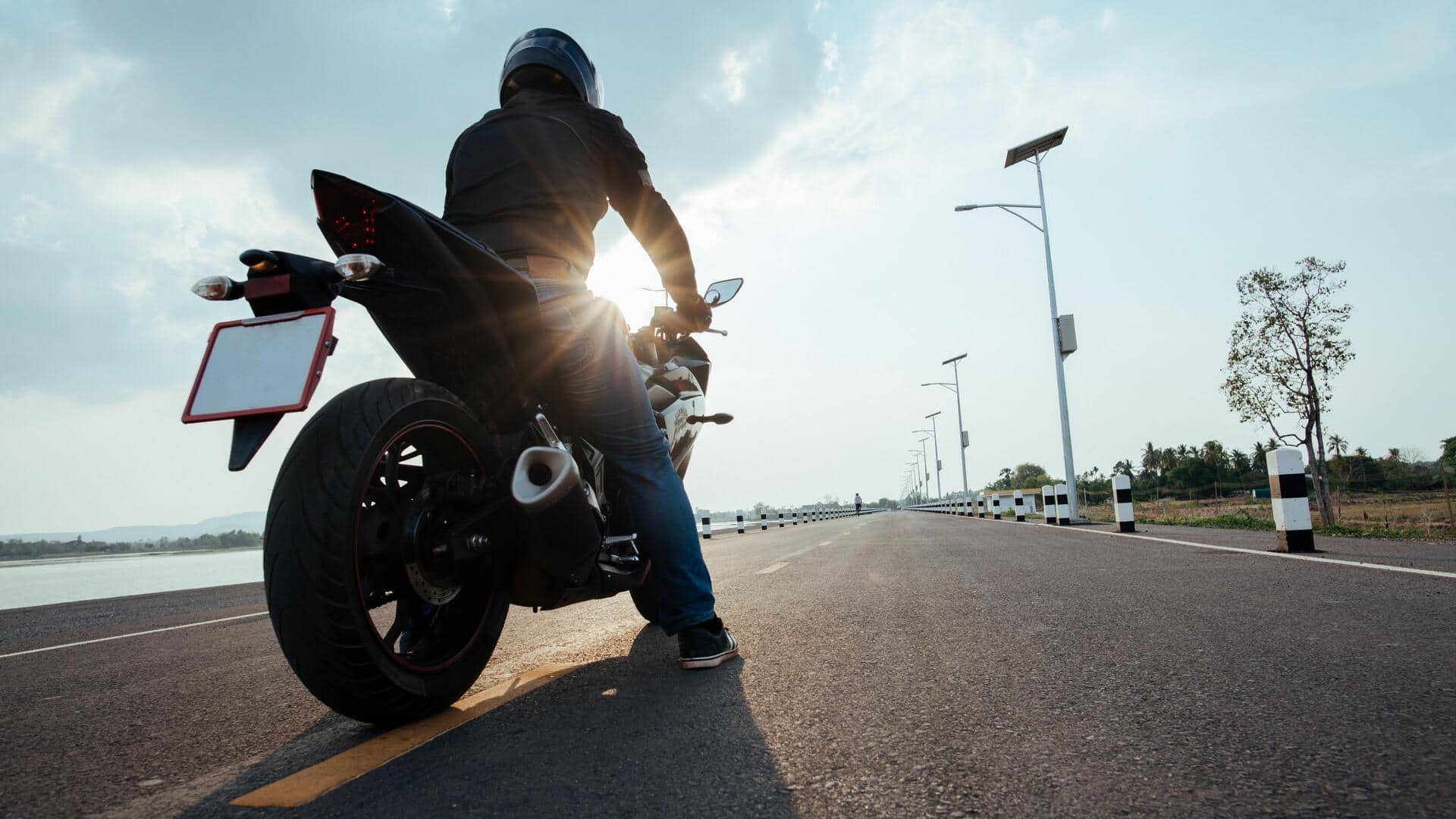 मोटरसाइकिल के टायरों में सही एयर प्रेशर रखना क्यों है जरूरी? जानिए इसके 5 फायदे 