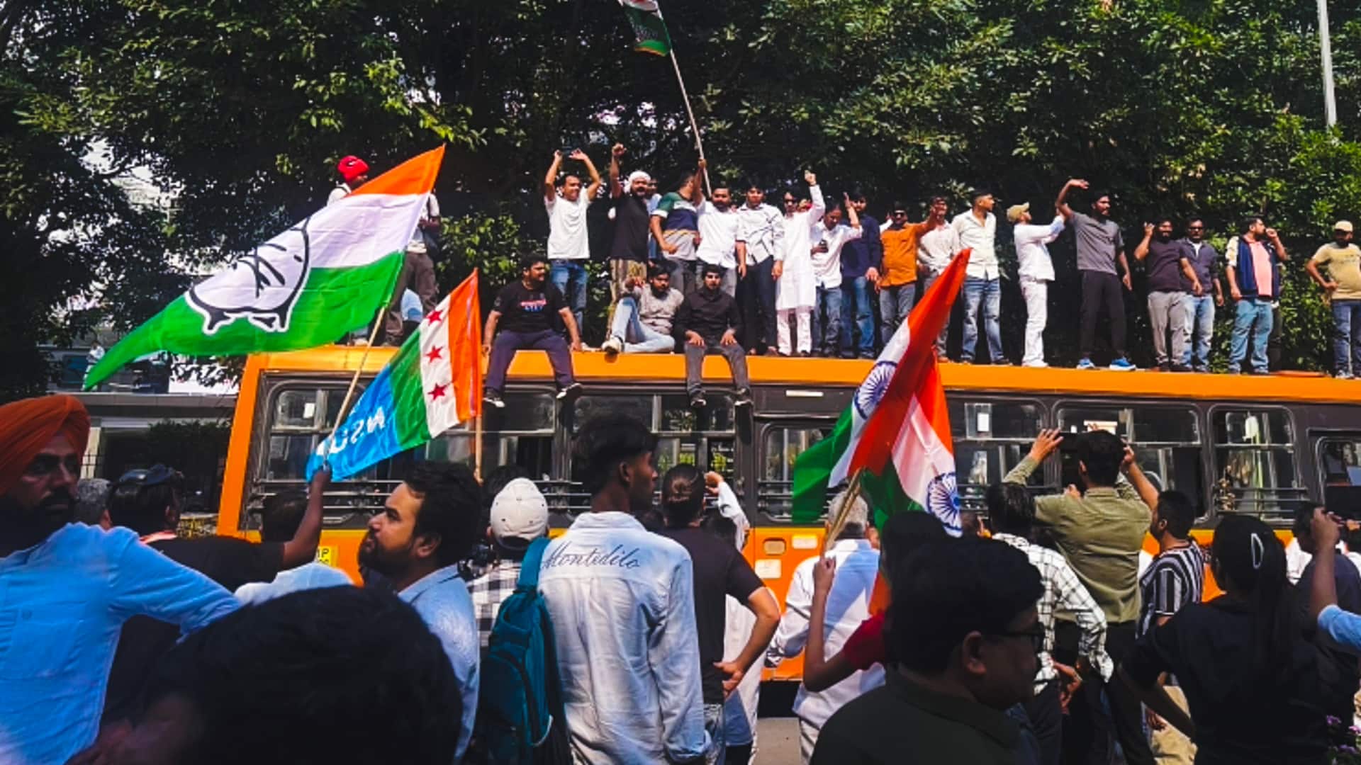 राहुल गांधी और प्रियंका गांधी ने सुप्रीम कोर्ट तक पैदल मार्च का नेतृत्व किया, याचिका दायर