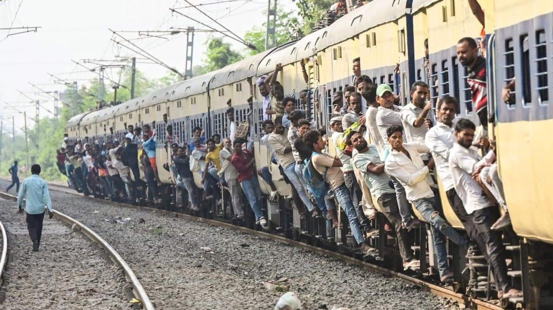 मुंबई: ट्रेनों में भारी भीड़ के बीच कर्मभूमि एक्सप्रेस से गिरे 3 यात्री, 2 की मौत मुंबई: ट्रेनों में भारी भीड़ के बीच कर्मभूमि एक्सप्रेस से गिरे 3 यात्री, 2 की मौत