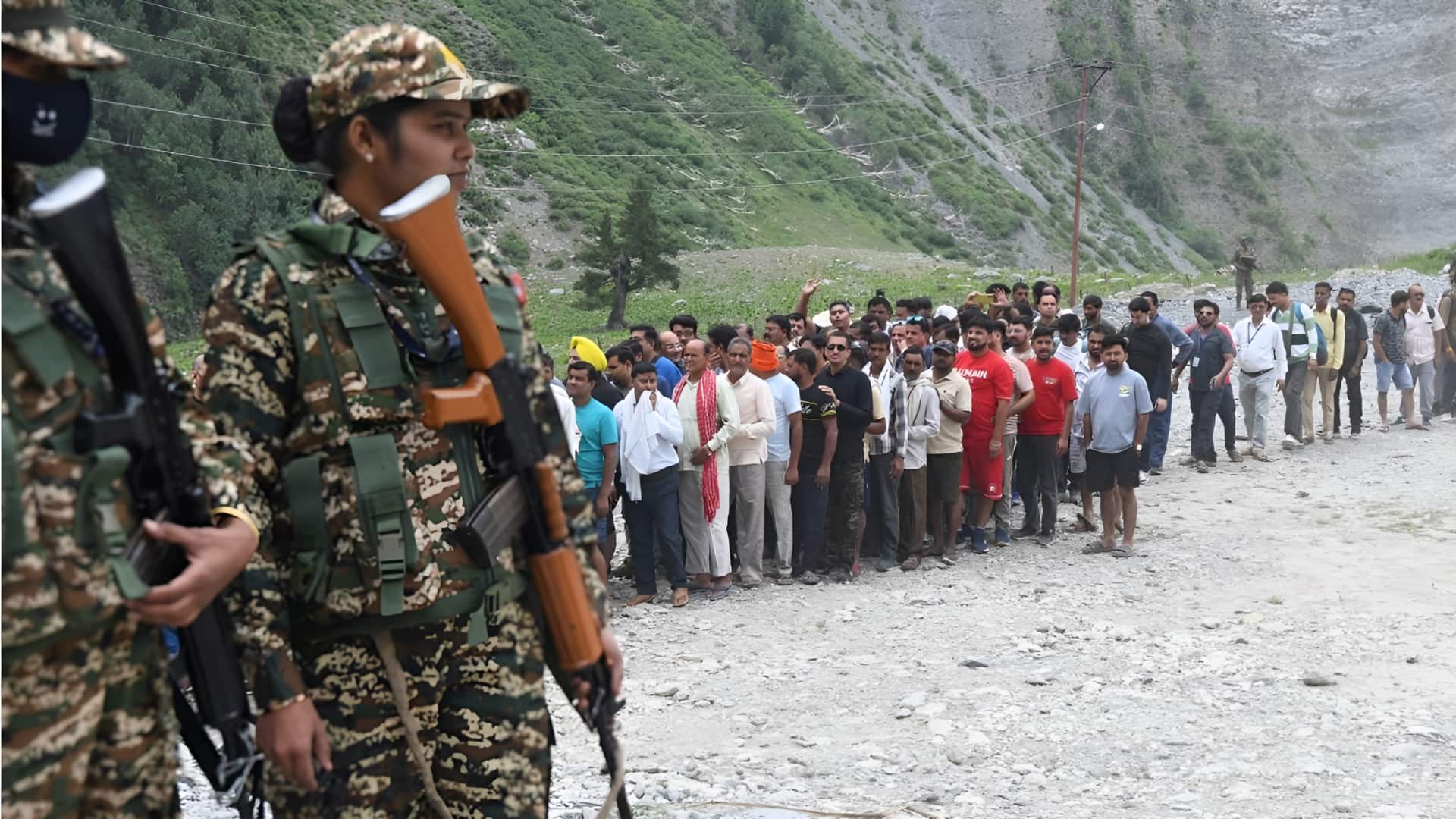 पहलगाम हमले के बाद कितनी सुरक्षा में हो रही है अमरनाथ यात्रा? पहलगाम हमले के बाद कितनी सुरक्षा में हो रही है अमरनाथ यात्रा?