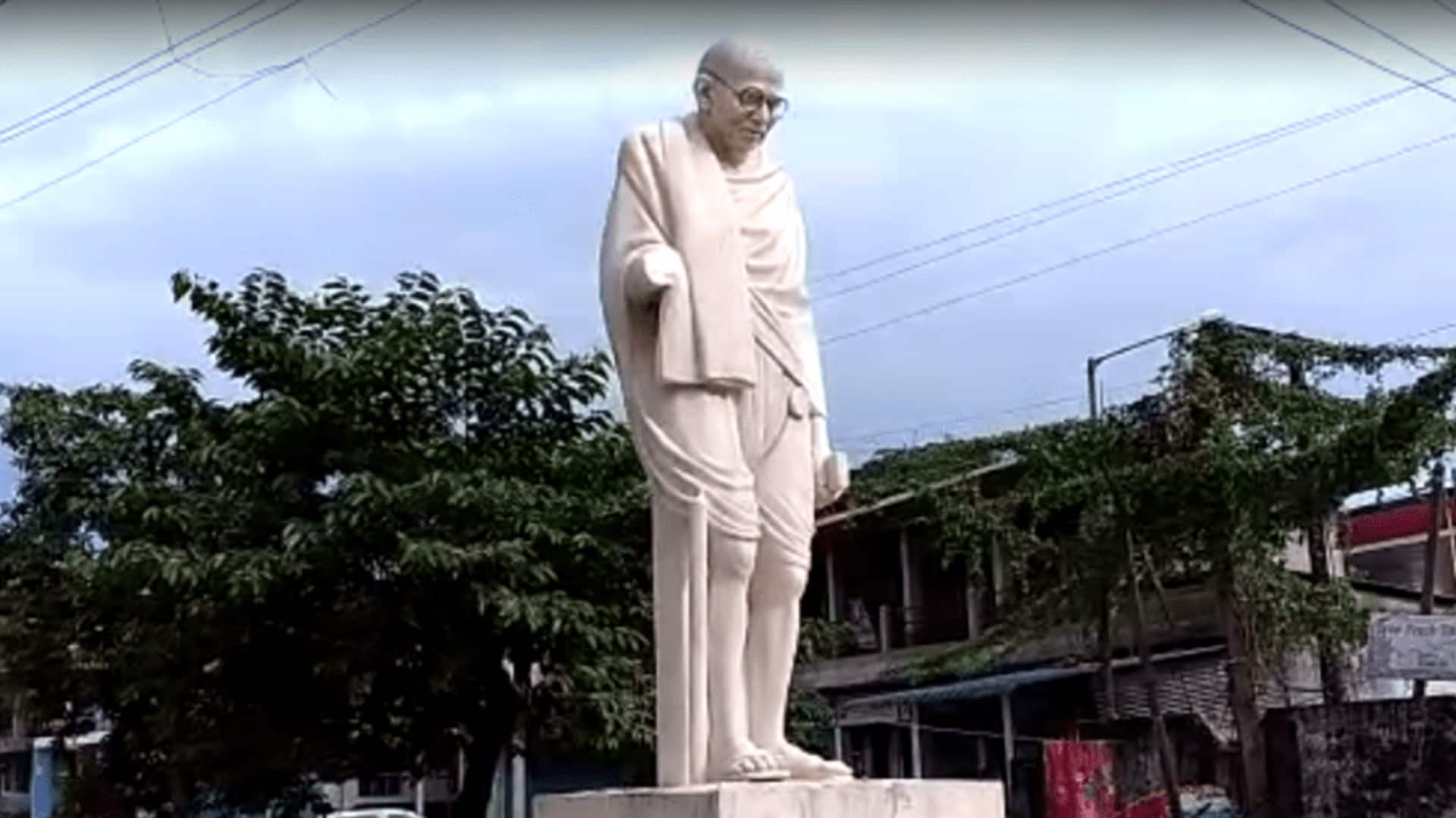 असम: घंटाघर बनाने के लिए उखाड़ी गई महात्मा गांधी की प्रतिमा, विरोध शुरू