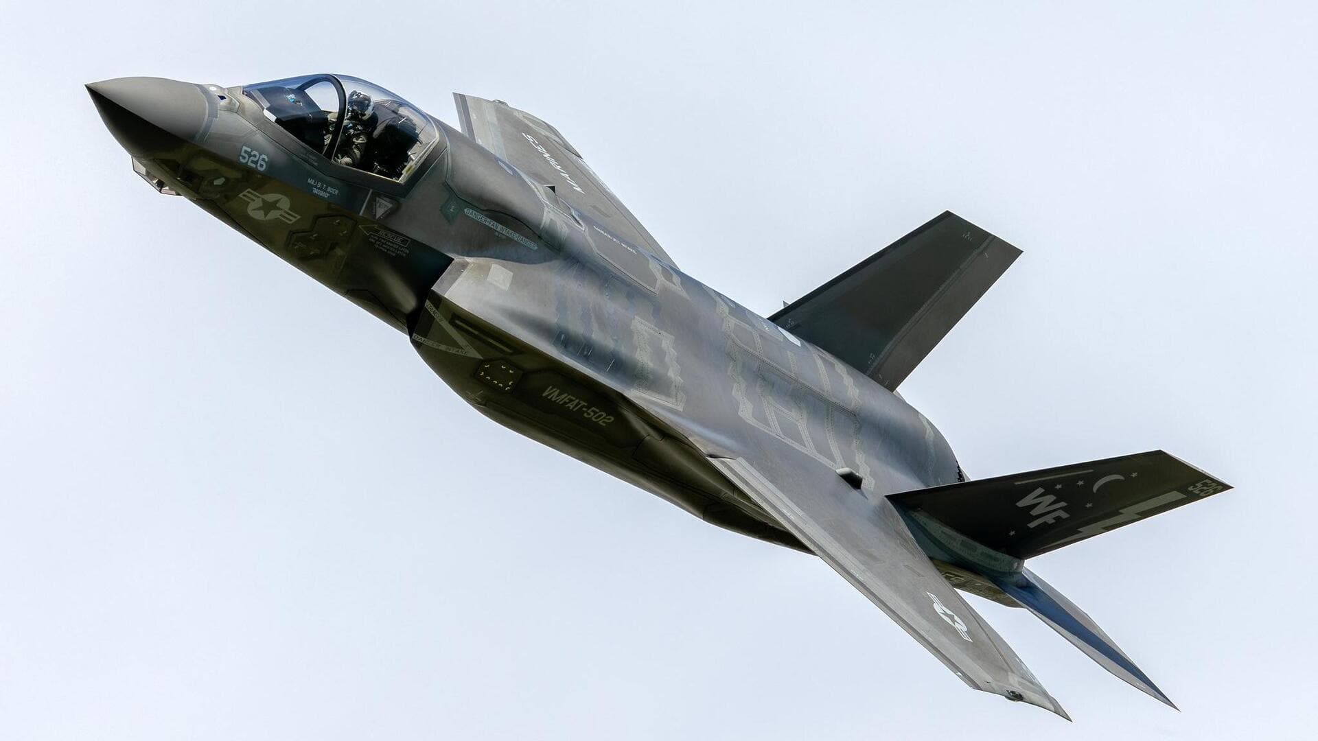 केरल में 5 हफ्ते से फंसा ब्रिटिश F-35B लड़ाकू विमान उड़ान भरने को तैयार केरल में 5 हफ्ते से फंसा ब्रिटिश F-35B लड़ाकू विमान उड़ान भरने को तैयार