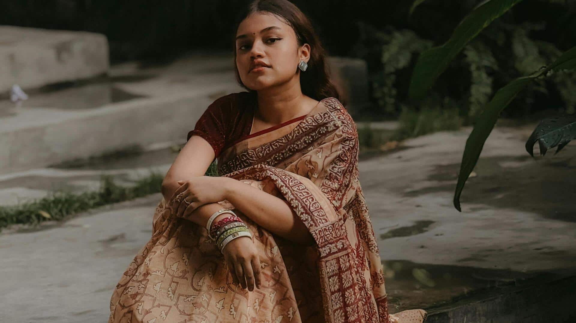 भूरे रंग की साड़ी पर जचते हैं इन रंग के ब्लाउज, अपने फैशन का बनाएं हिस्सा