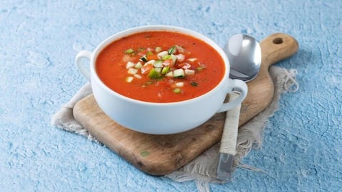 गर्मियों में ठंडक और भरपूर पोषण देने में मदद कर सकते हैं ये 5 ठंडे सूप