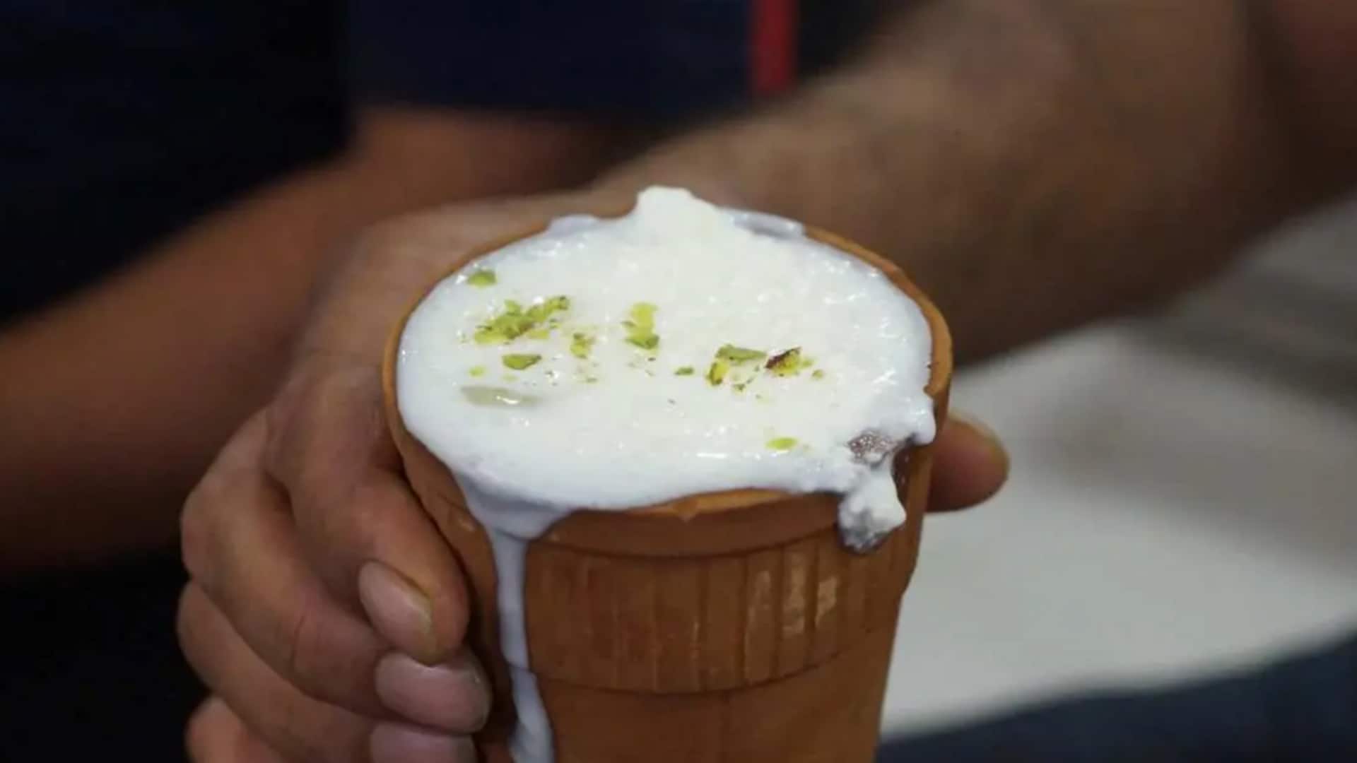 मथुरा-वृंदावन जाएं तो इन 5 प्रसिद्ध स्ट्रीट फूड को जरूर आजमाएं, नहीं तो होगा पछतावा