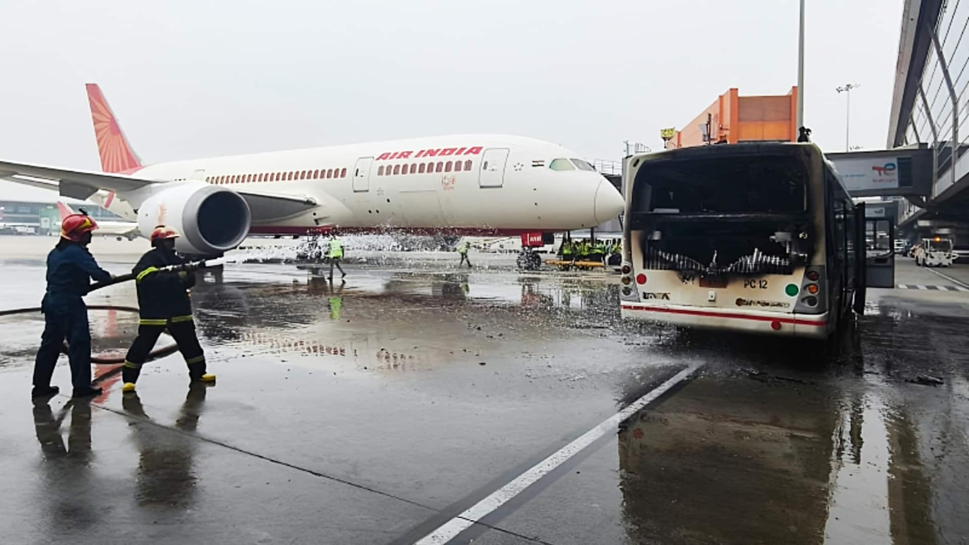 दिल्ली हवाई अड्डे पर बड़ा हादसा टला, टर्मिनल-3 पर विमान के पास बस में आग लगी दिल्ली हवाई अड्डे पर बड़ा हादसा टला, टर्मिनल-3 पर विमान के पास बस में आग लगी