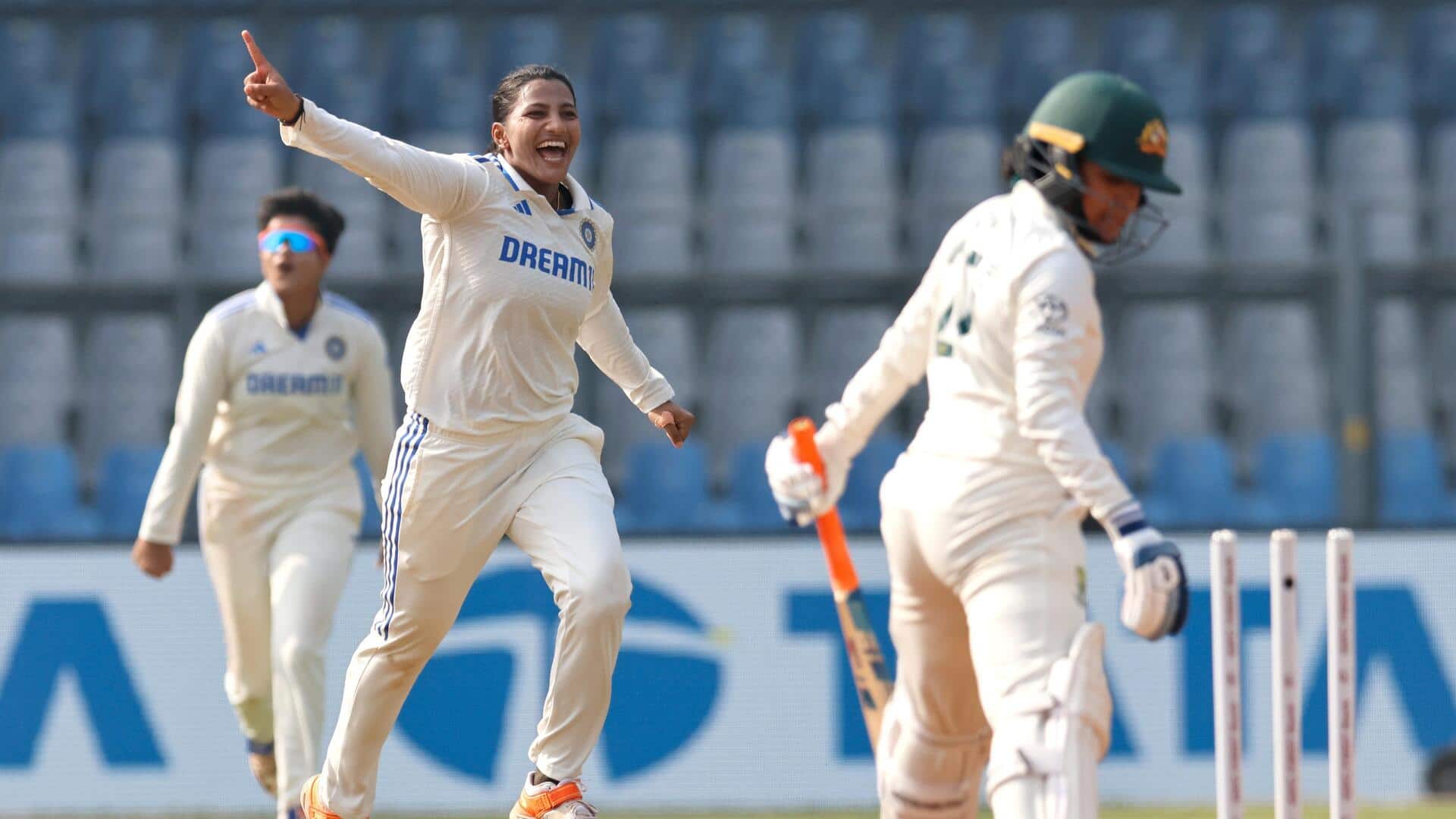 भारत बनाम ऑस्ट्रेलिया: स्नेह राणा ने की टेस्ट करियर की सर्वश्रेष्ठ गेंदबाजी, चटकाए इतने विकेट