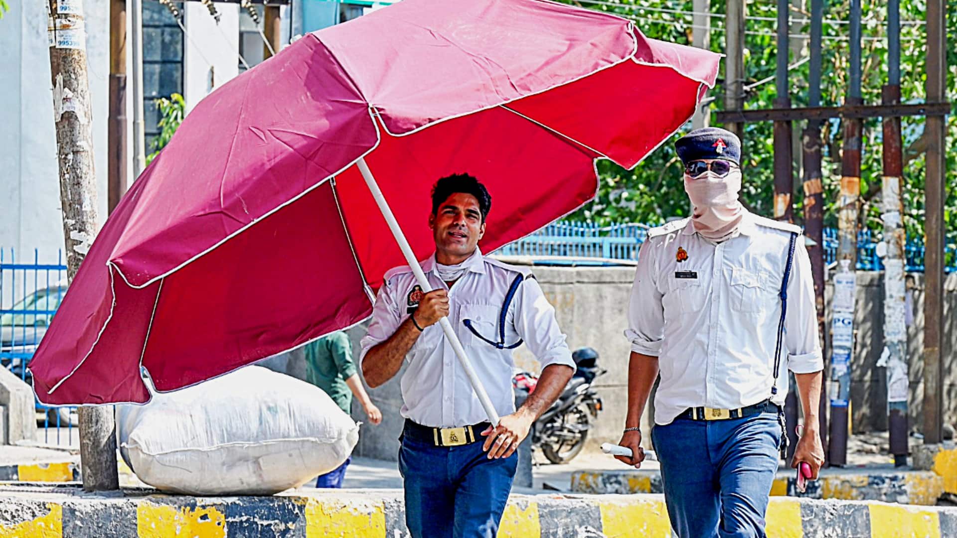 गर्मी से झुलस रहे दिल्ली समेत उत्तर भारत को मिलेगी हल्की राहत, हवा-बारिश की संभावना