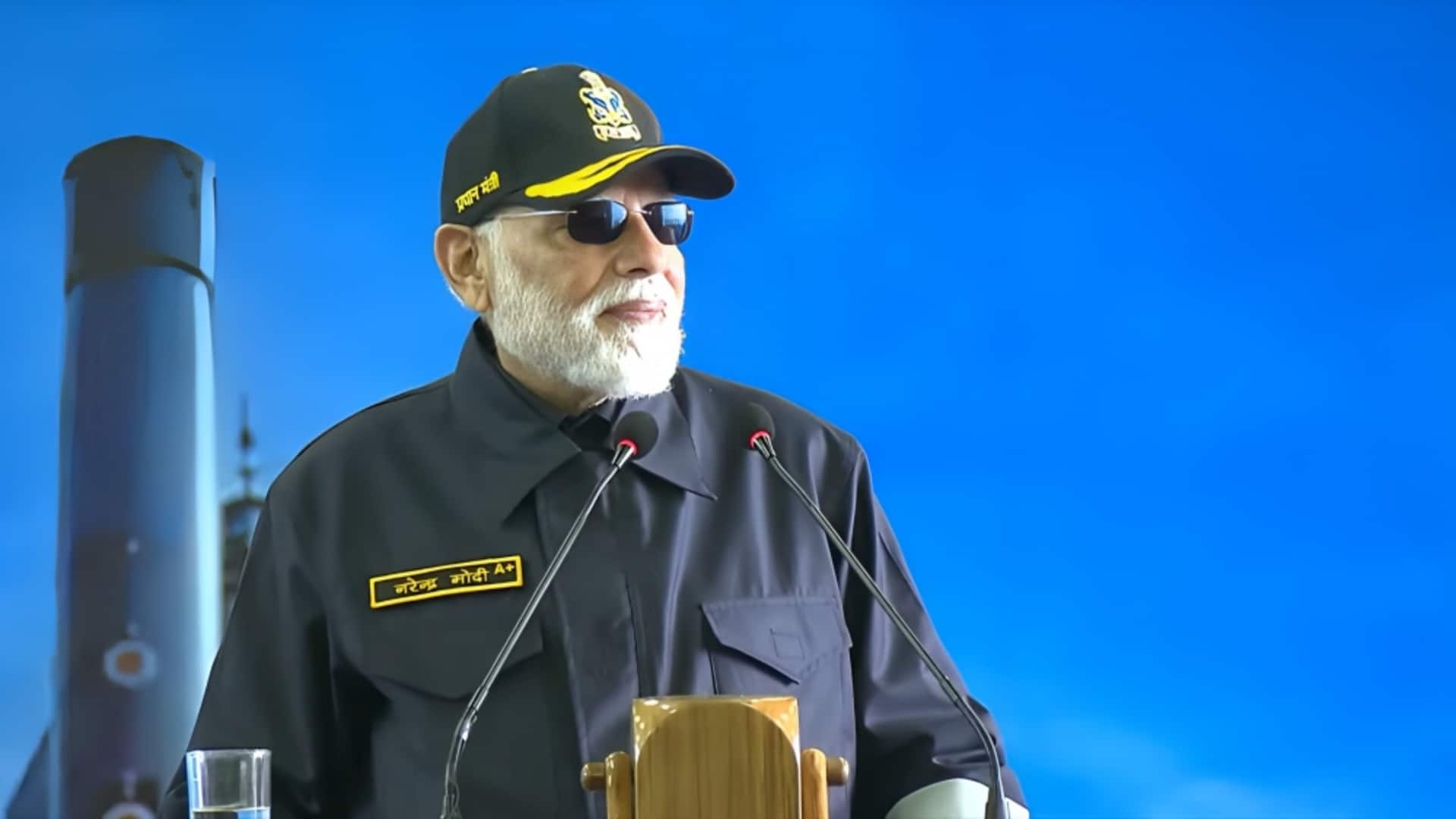 प्रधानमंत्री नरेंद्र मोदी ने INS विक्रांत पर रात बिताई, नौसेना संग मनाई दिवाली प्रधानमंत्री नरेंद्र मोदी ने INS विक्रांत पर रात बिताई, नौसेना संग मनाई दिवाली