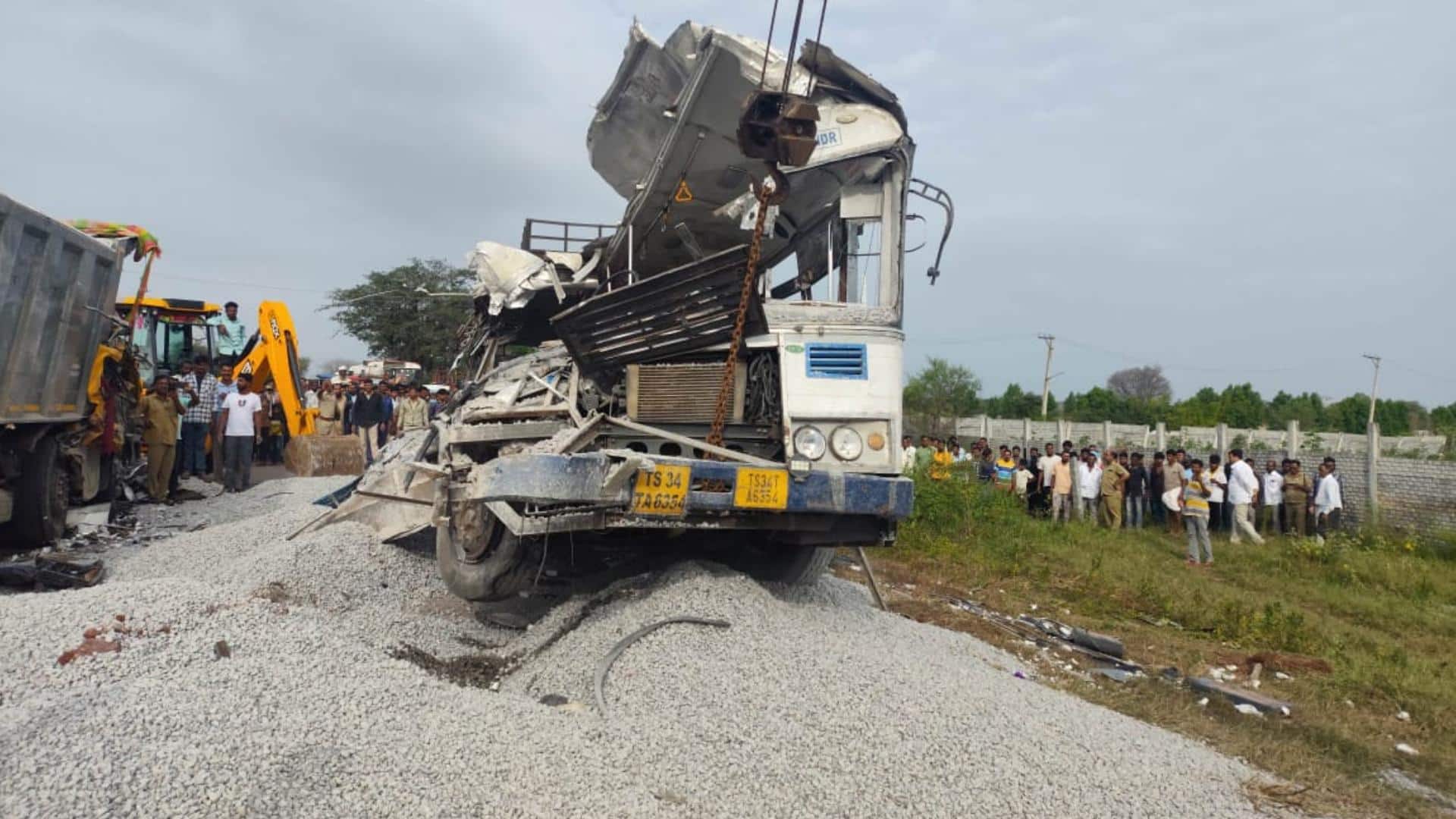 तेलंगाना में सरकारी बस और ट्रक की आमने-सामने टक्कर, 24 यात्रियों की मौत; मुआवजे की घोषणा