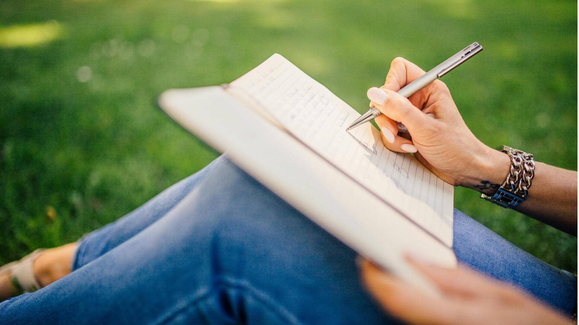 दोपहर के समय 5 मिनट का लेखन रूटीन रचनात्मकता को बढ़ाने में कर सकता है मदद