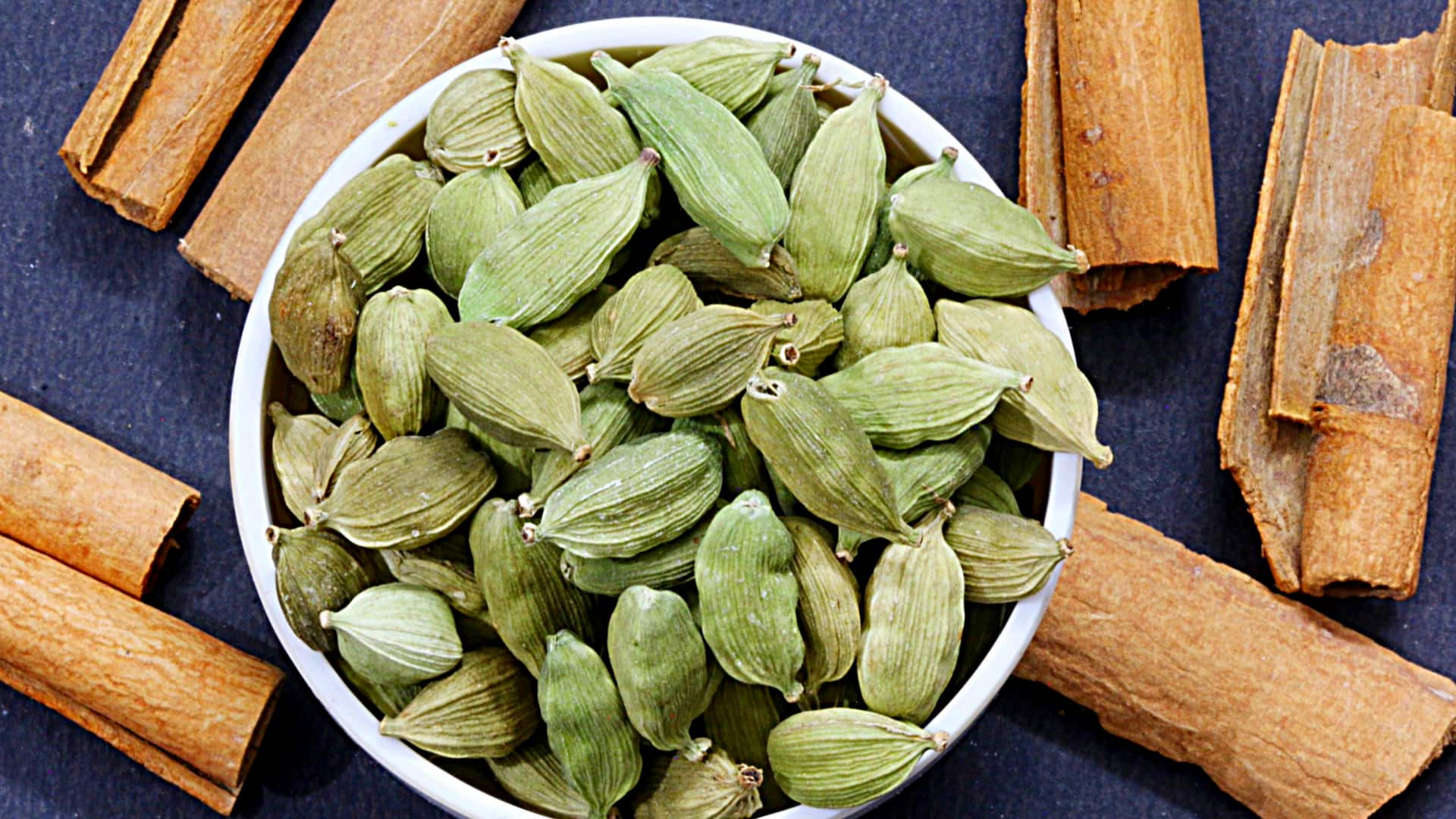 दालचीनी बनाम इलायची: इनमें से कौन सा मसाला है सेहत के लिए ज्यादा फायदेमंद?