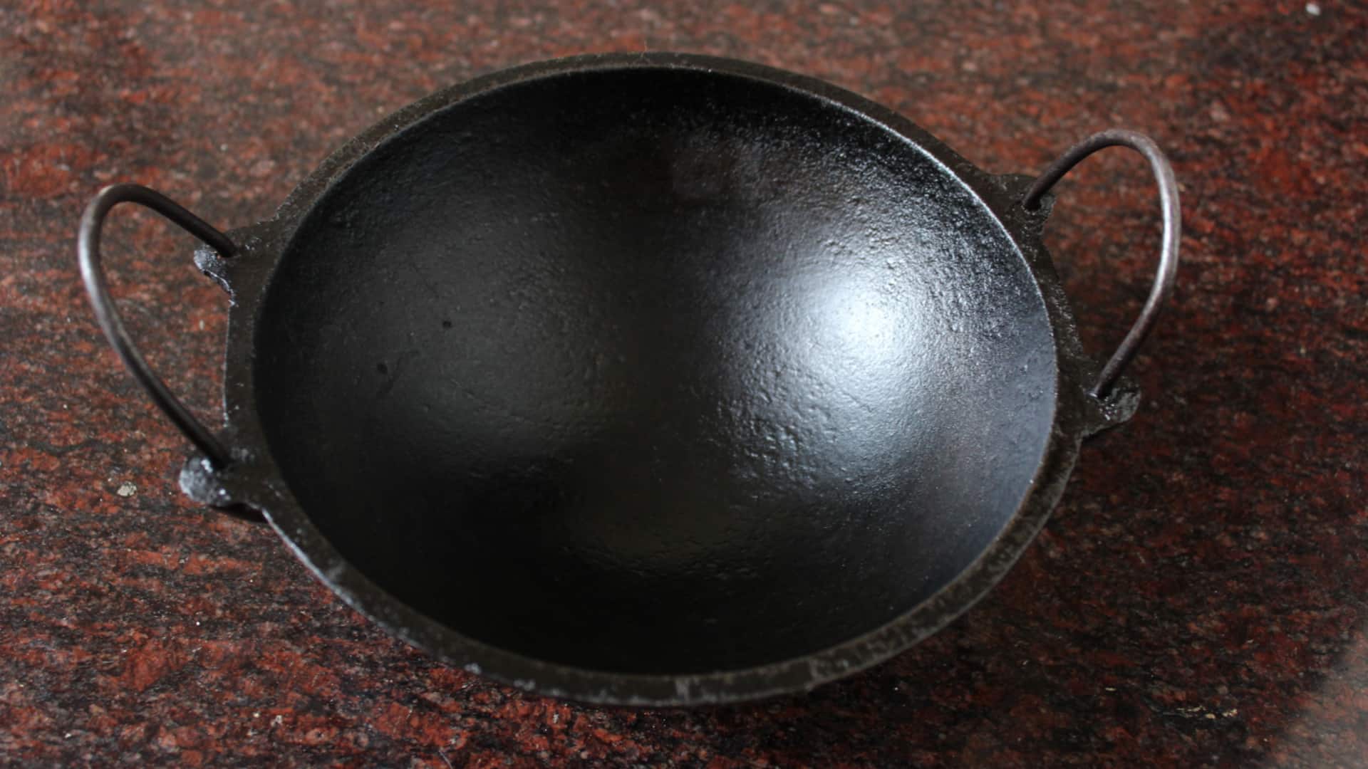 लोहे की कढ़ाई में बनाया करें खाना, मिल सकते हैं कई लाभ