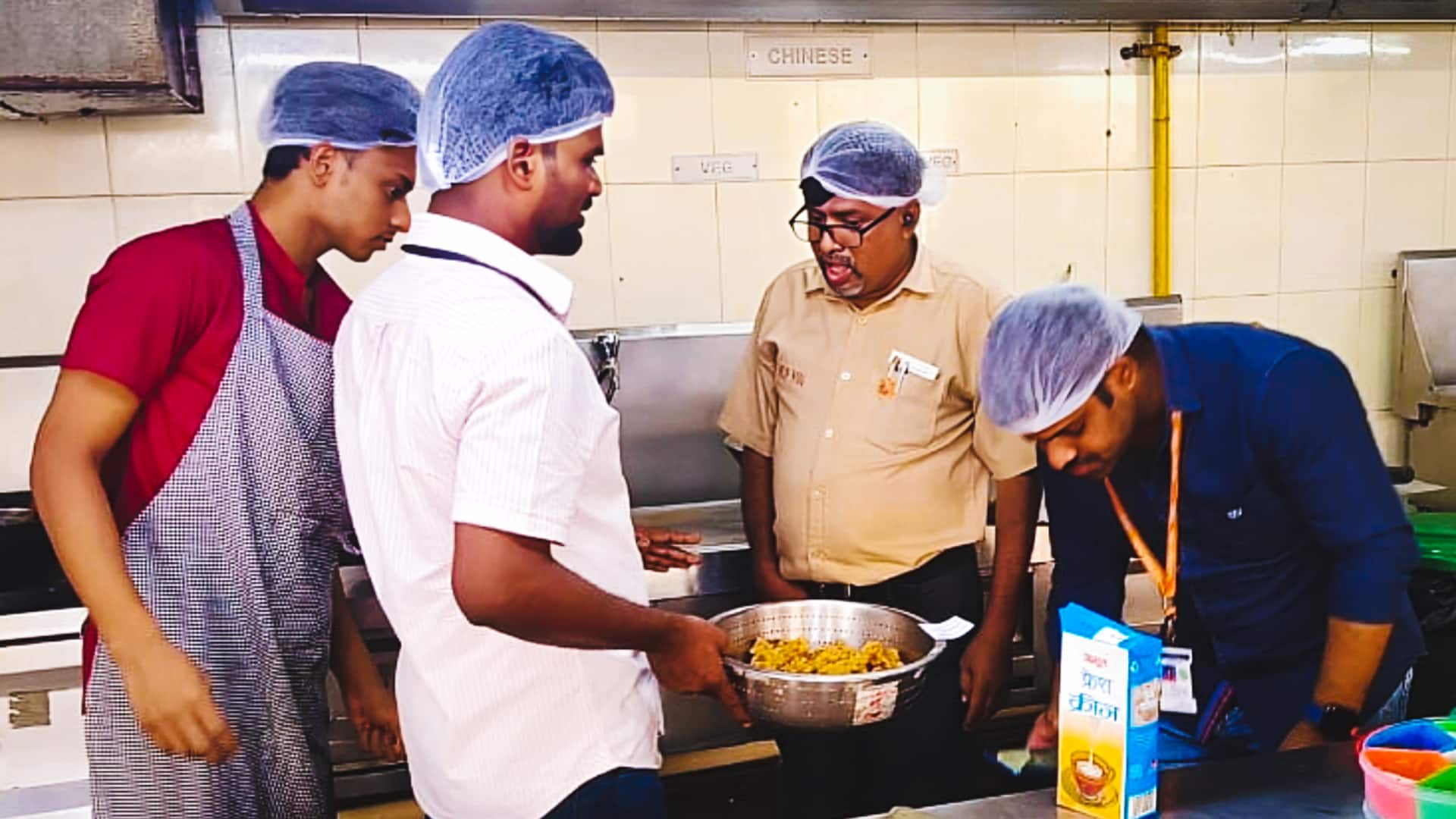 महाराष्ट्र: शिवसेना विधायक के मारपीट के बाद खाद्य विभाग ने सरकारी कैंटीन से 16 नमूने लिए महाराष्ट्र: शिवसेना विधायक के मारपीट के बाद खाद्य विभाग ने सरकारी कैंटीन से 16 नमूने लिए