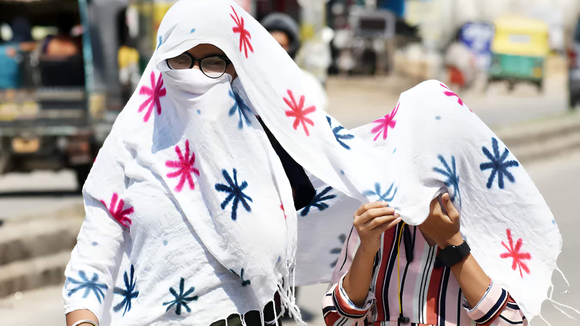 दिल्ली से राजस्थान तक चढ़ने लगा पारा, पहाड़ी राज्यों में बारिश-बर्फबारी से मौसम सुहाना