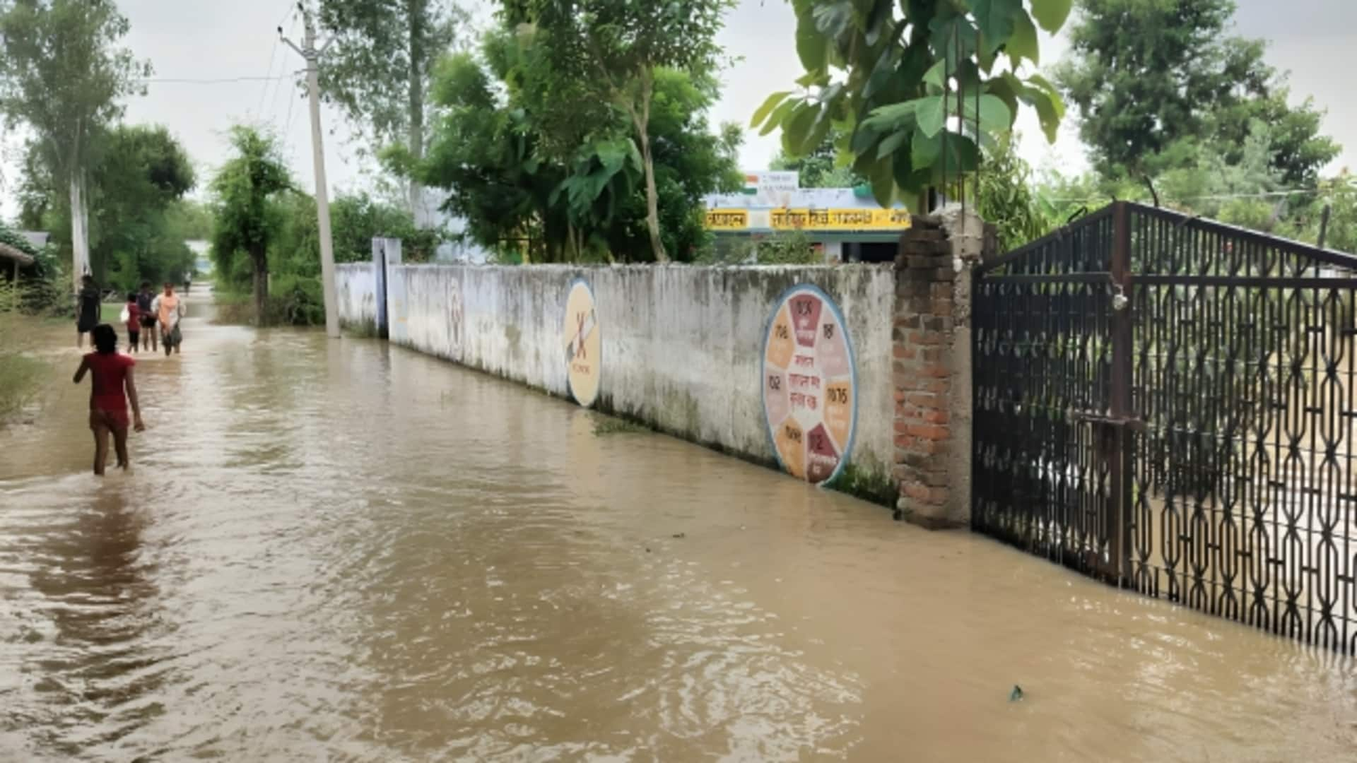 उत्तर प्रदेश: सीतापुर में बैराज का पानी छोड़ने से कई गांव बाढ़ में डूबे, फसलें बर्बाद