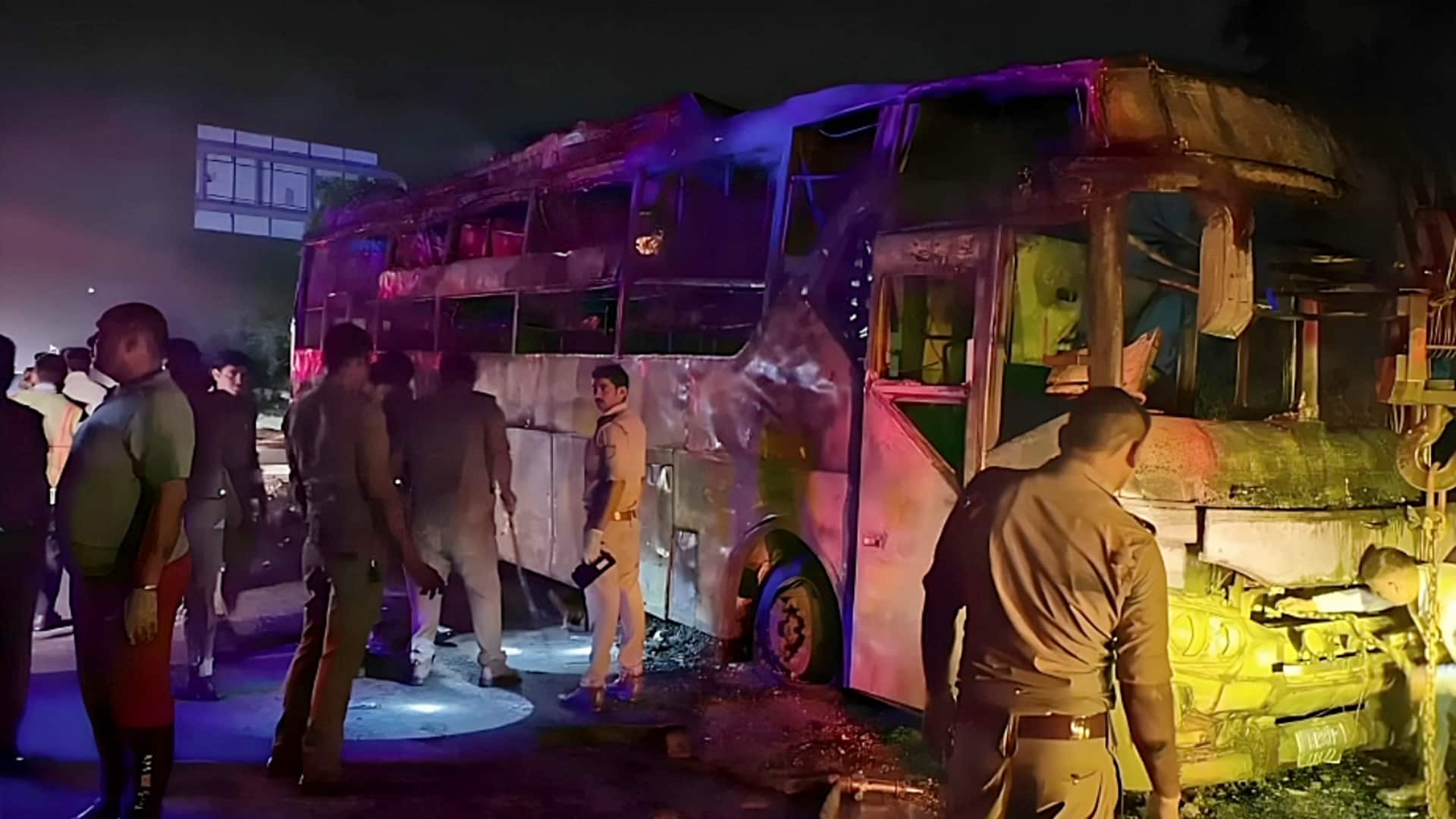 यमुना एक्सप्रेसवे पर स्लीपर बस में लगी आग; 9 की मौत, कई ने कूदकर जान बचाई