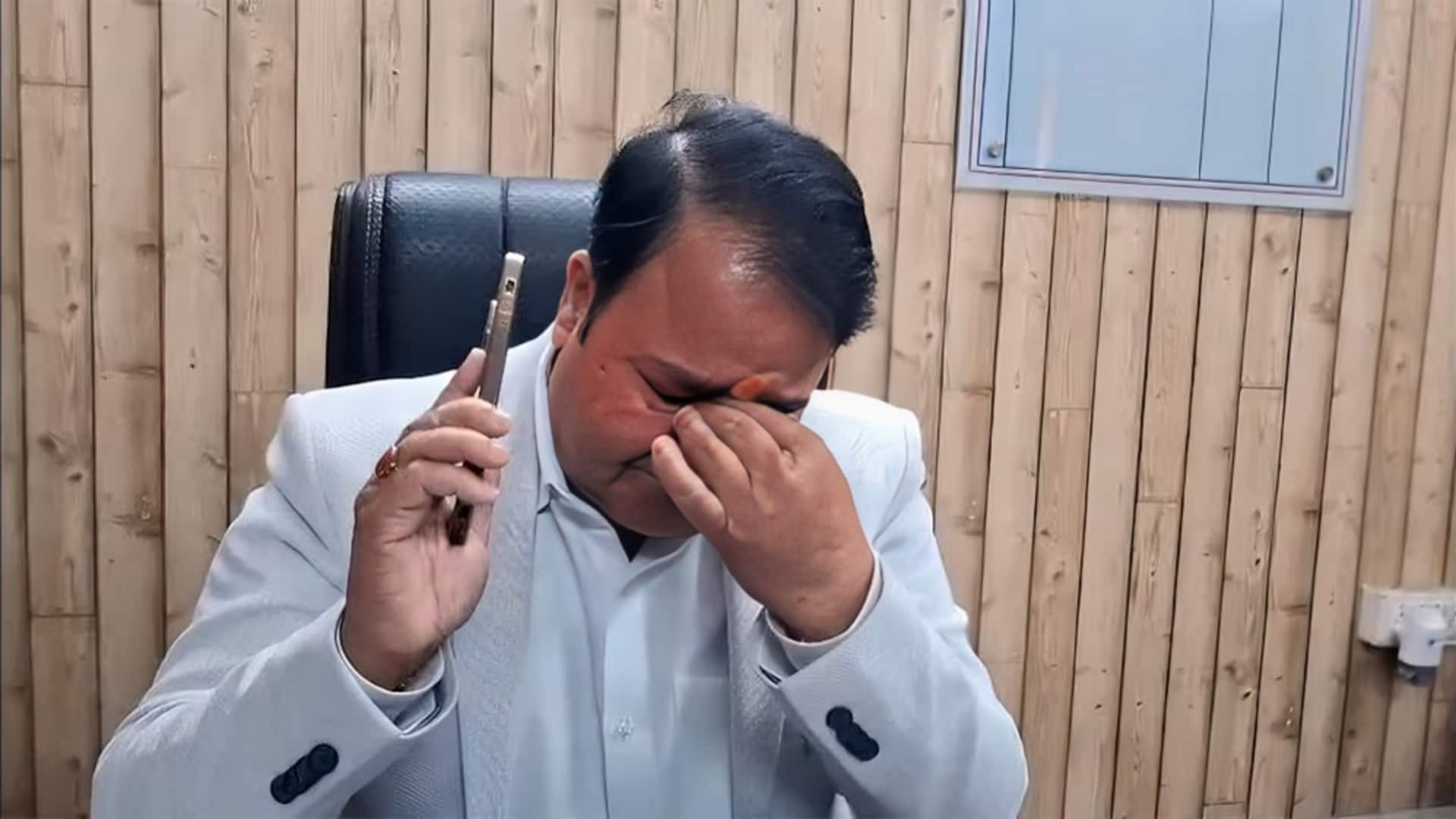 शंकराचार्य अविमुक्तेश्वरानंद के बयान पर फूट-फूटकर रोए अयोध्या के GST उपायुक्त, नौकरी से इस्तीफा दिया