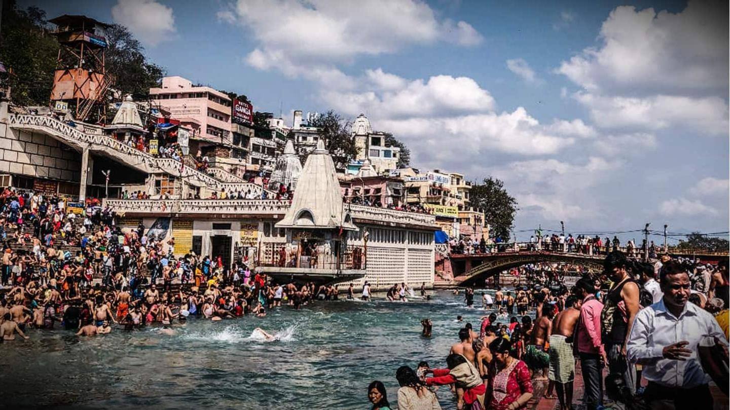 कुंभ मेले में खुलेआम हो रहा है नियमों का उल्लंघन कुंभ मेले में खुलेआम हो रहा है नियमों का उल्लंघन