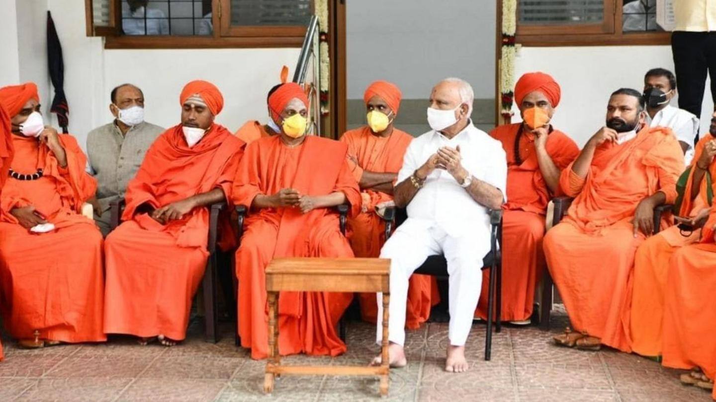 येदियुरप्पा से मिल रहे हैं अलग-अलग मठो के संत येदियुरप्पा से मिल रहे हैं अलग-अलग मठो के संत