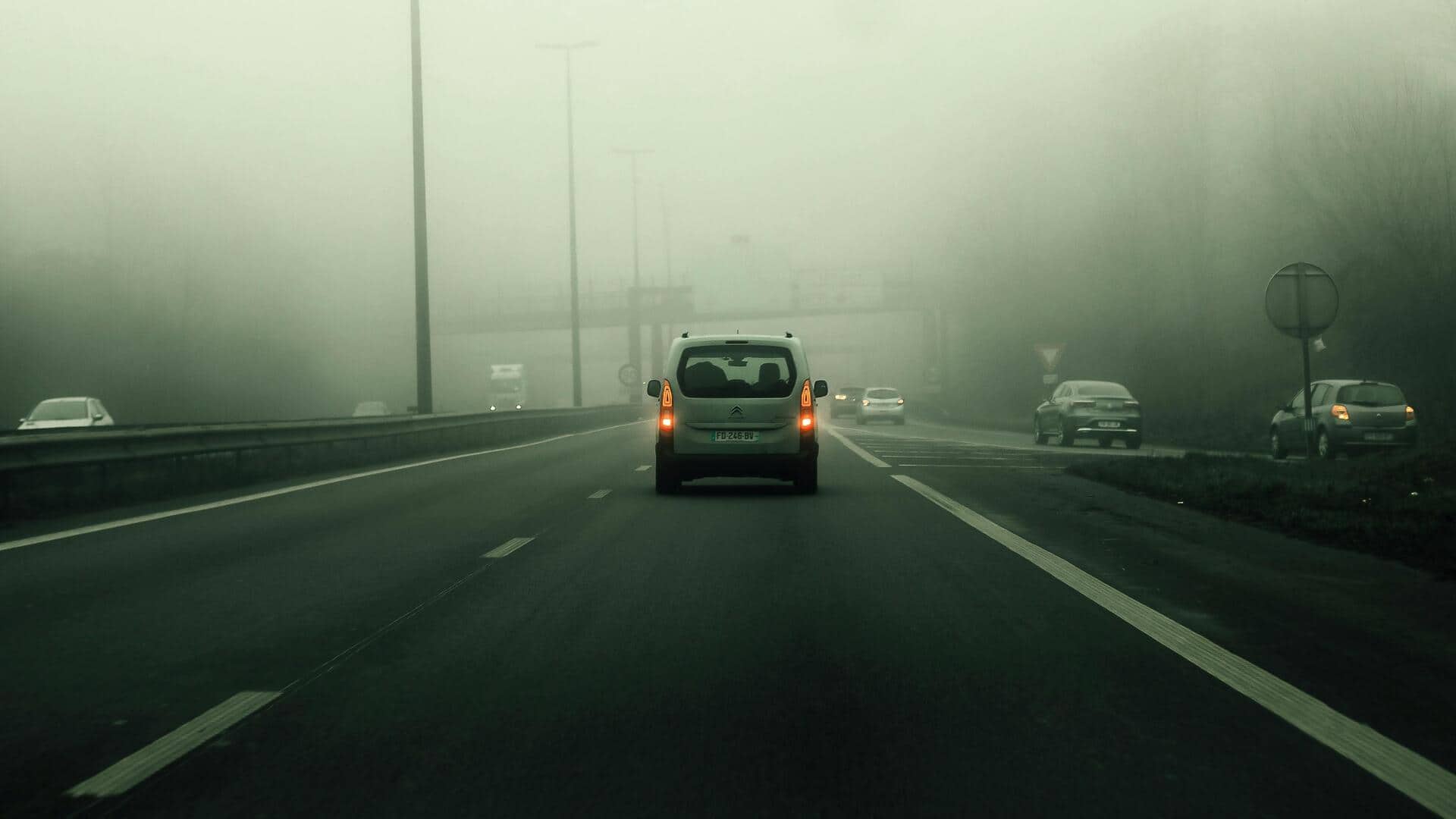 कोहरे में सुरक्षित ड्राइविंग के लिए क्यों जरूरी है रिफ्लेक्टिव टेप? जानिए इसका फायदा 