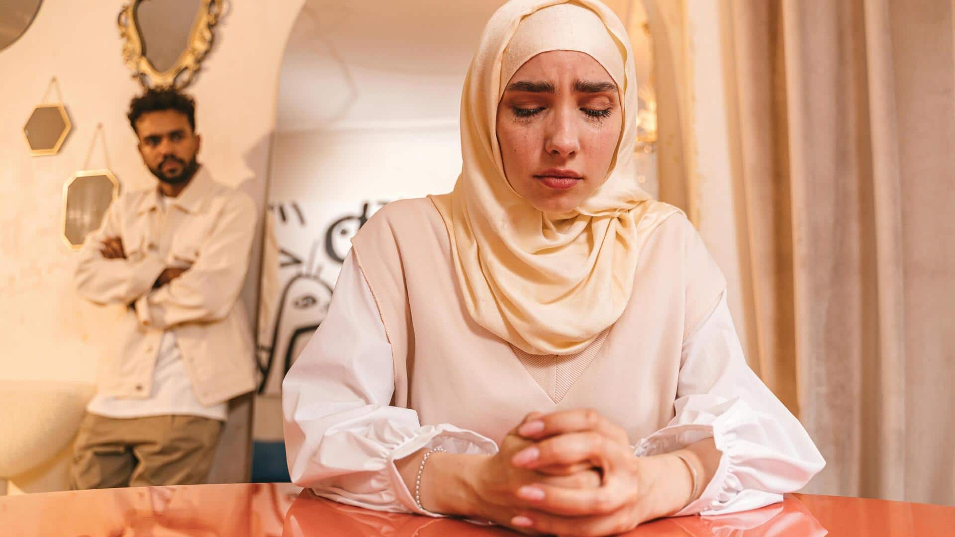 क्या कोई आपसे झूठे वादे कर रहा है? इन संकेतों से लगाएं पता