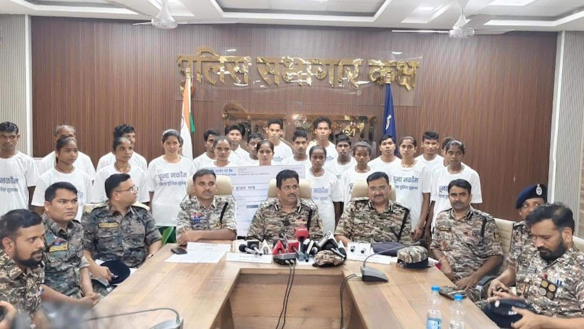 छत्तीसगढ़: सुकमा जिले में 1.18 करोड़ रुपये के 23 माओवादियों ने किया आत्मसमर्पण