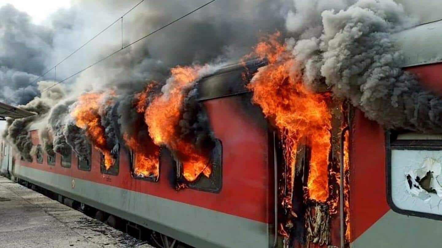 सिकंदराबाद में तीन ट्रेनों में लगी आग के बीच 40 यात्रियों को कैसे सुरक्षित निकाला?