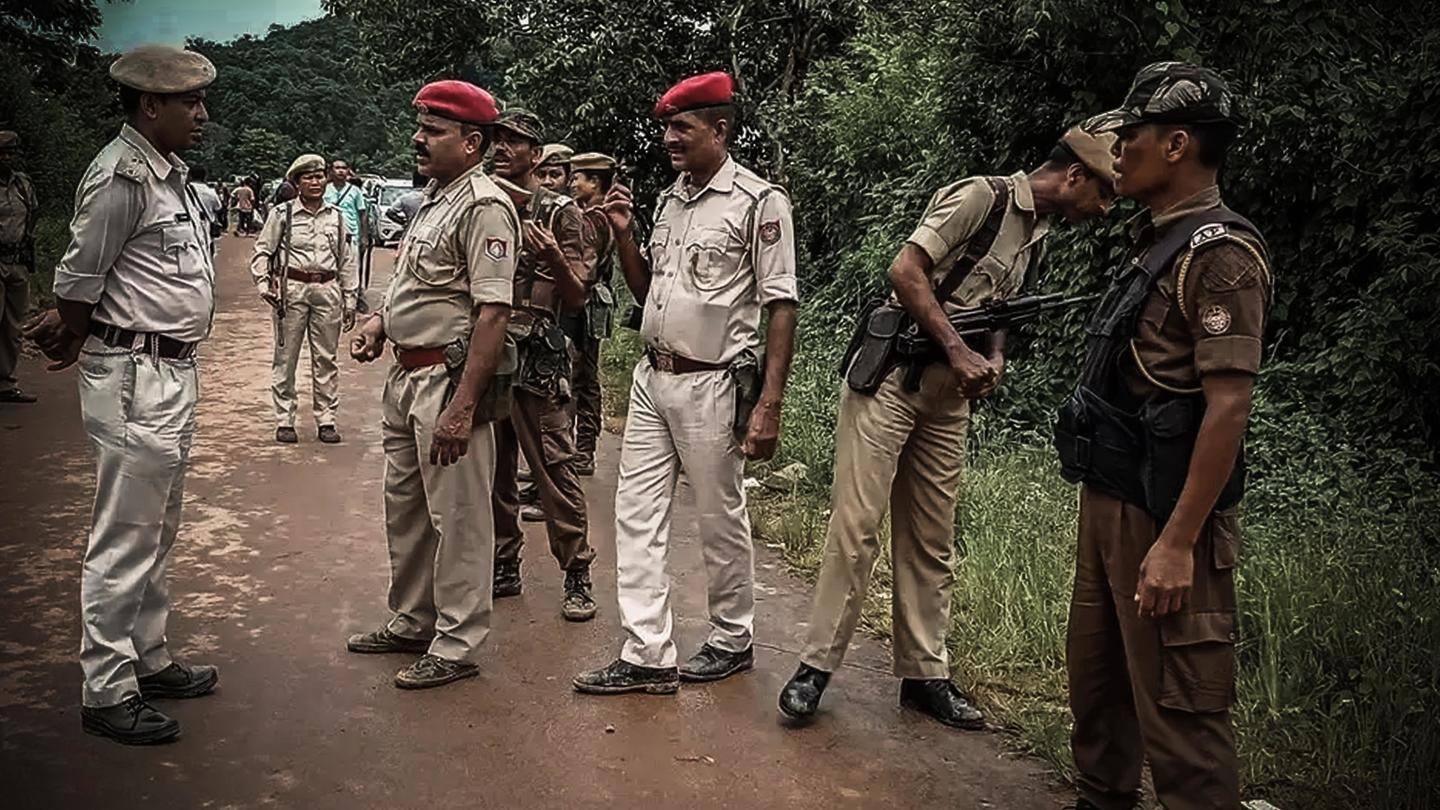पूरे इलाके में चलाया जा रहा है सर्च अभियान पूरे इलाके में चलाया जा रहा है सर्च अभियान