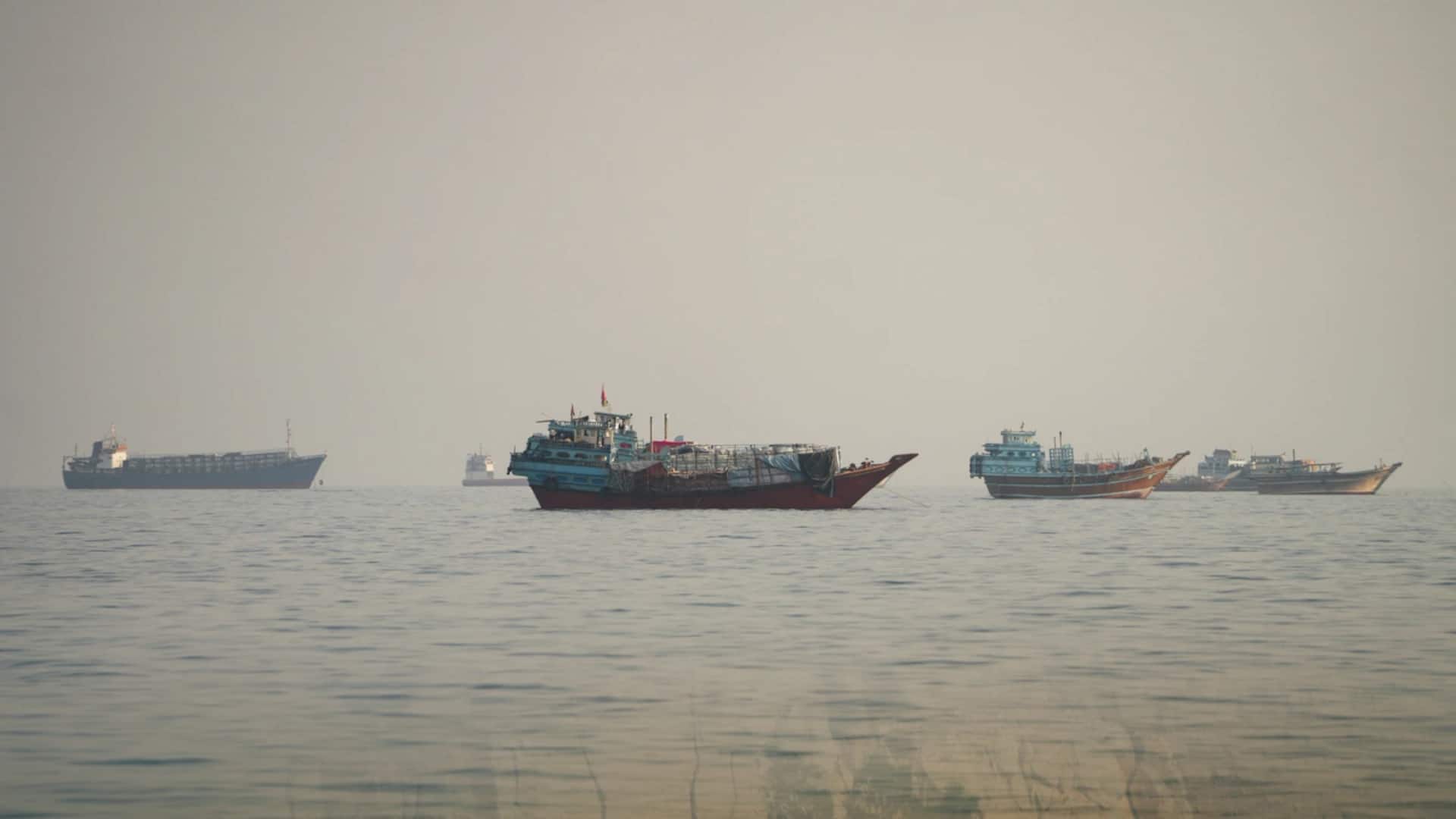 होर्मुज जलडमरूमध्य में बारूदी सुरंग से टकराया जहाज, आग लगी; 20 लाख बैरल तेल लदा था