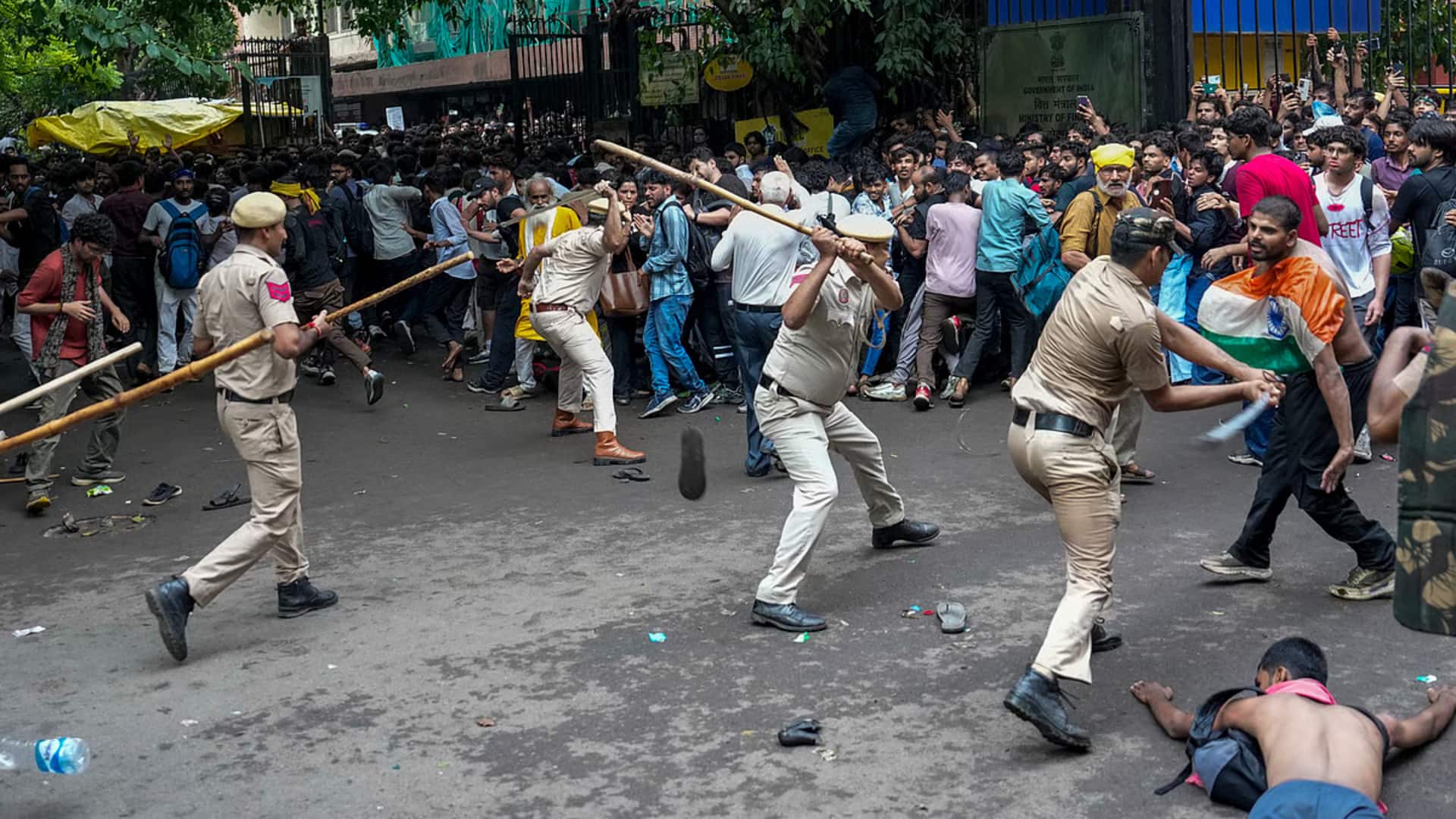 सुप्रीम कोर्ट छात्रों पर लाठीचार्ज की तुरंत सुनवाई नहीं करेगा, दिल्ली हाई कोर्ट सुनवाई पर राजी