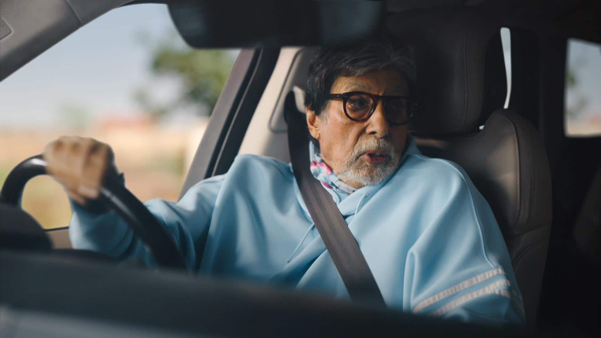अमिताभ बच्चन ने कार में टांगी 'लबूबू', लोगों ने दी फेंकने की सलाह; देखिए वीडियो अमिताभ बच्चन ने कार में टांगी 'लबूबू', लोगों ने दी फेंकने की सलाह; देखिए वीडियो