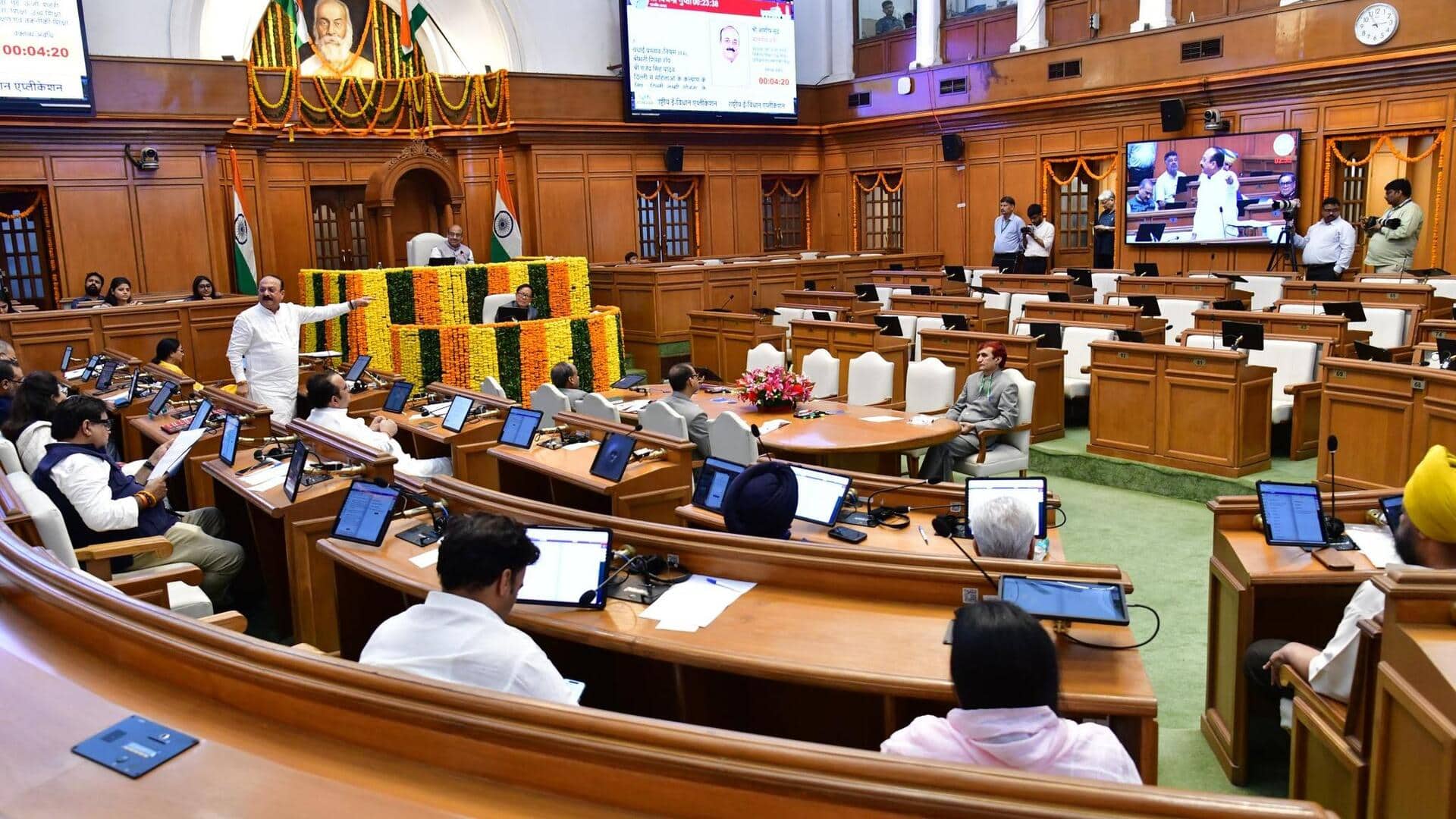 दिल्ली विधानसभा में AAP विधायक के टी-शर्ट पहनने पर हंगामा, 6 विधायकों को मार्शल ने निकाला