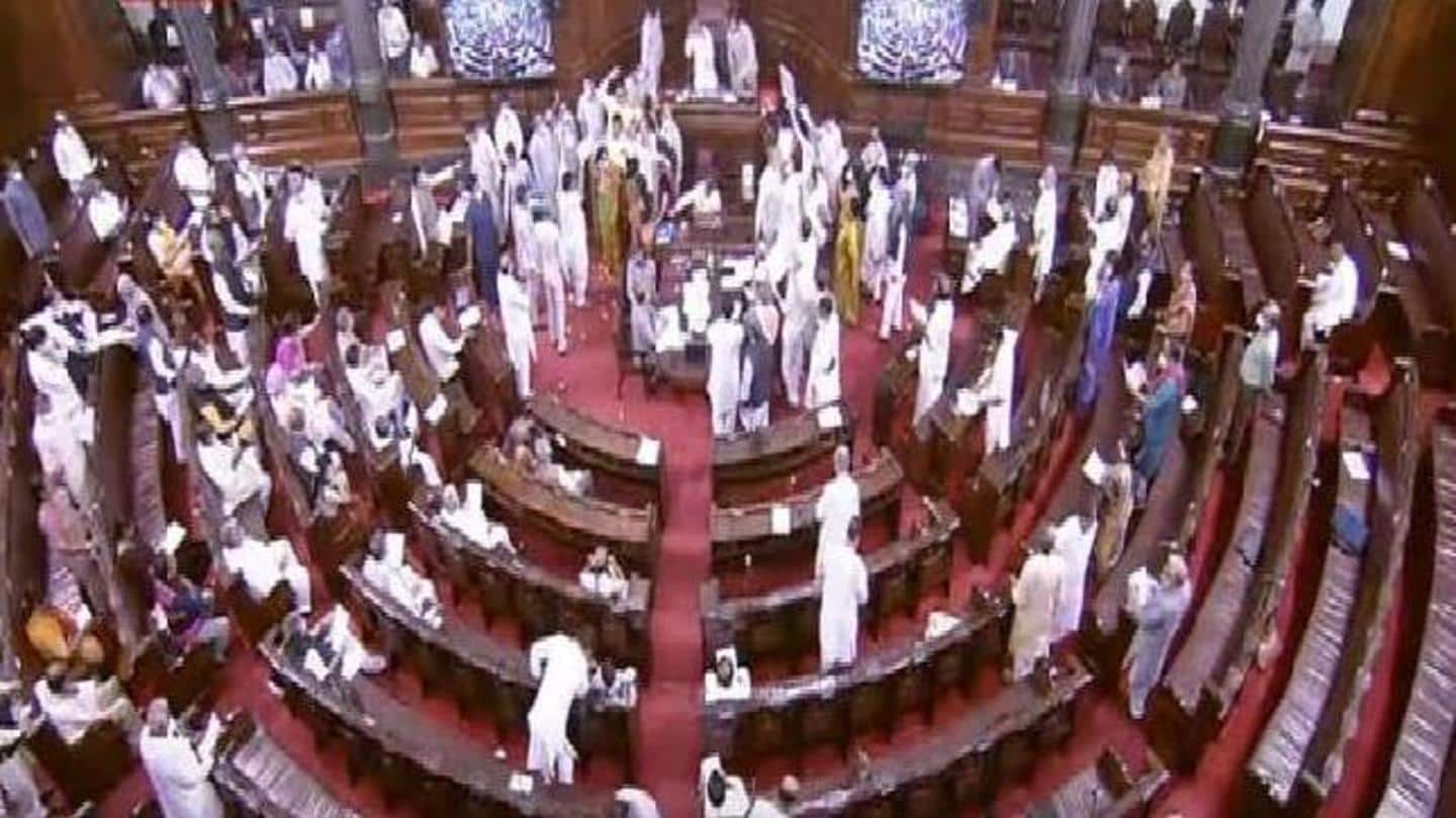 TMC सांसद ने मंत्री के हाथ से पेपर छीनकर फाड़ा TMC सांसद ने मंत्री के हाथ से पेपर छीनकर फाड़ा