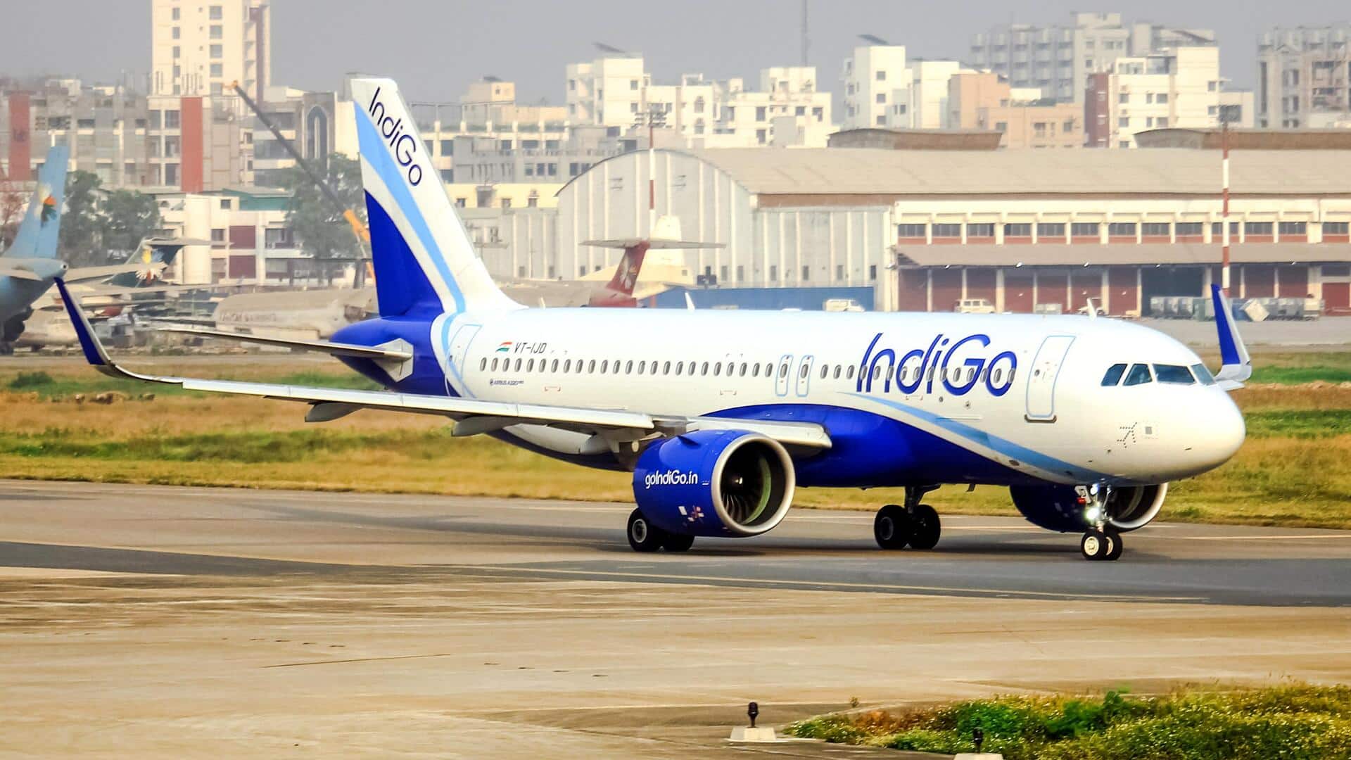 दिल्ली हवाई अड्डा: उड़ान रद्द होने पर यात्रियों का हंगामा, "इंडिगो बंद करो" के नारे लगाए