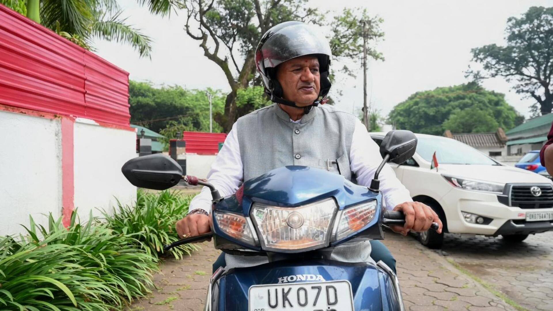 पेट्रोल बचाने के लिए उत्तराखंड के कैबिनेट मंत्री चला रहे उधार की स्कूटी