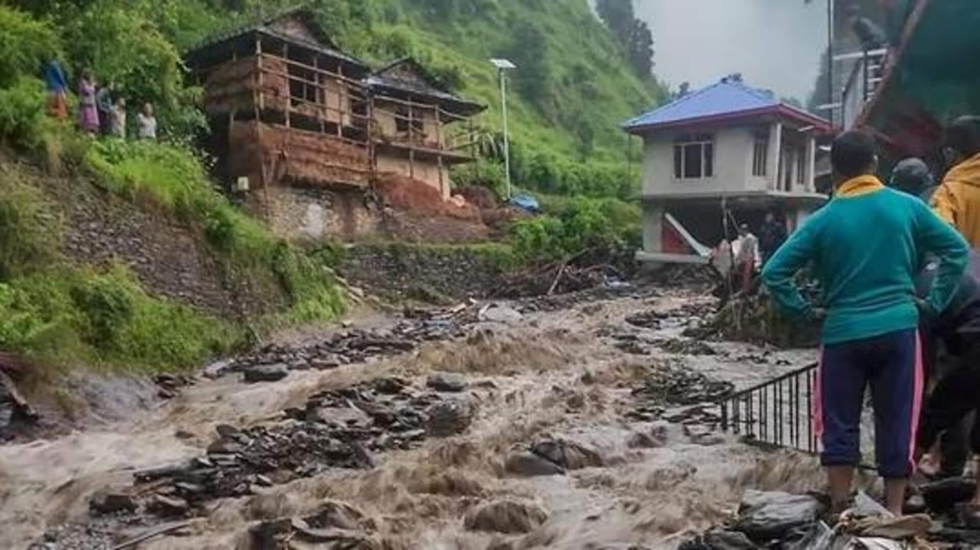 मुंबई में भारी बारिश की चेतावनी, पहाड़ों पर भूस्खलन और बाढ़ से 4 की मौत