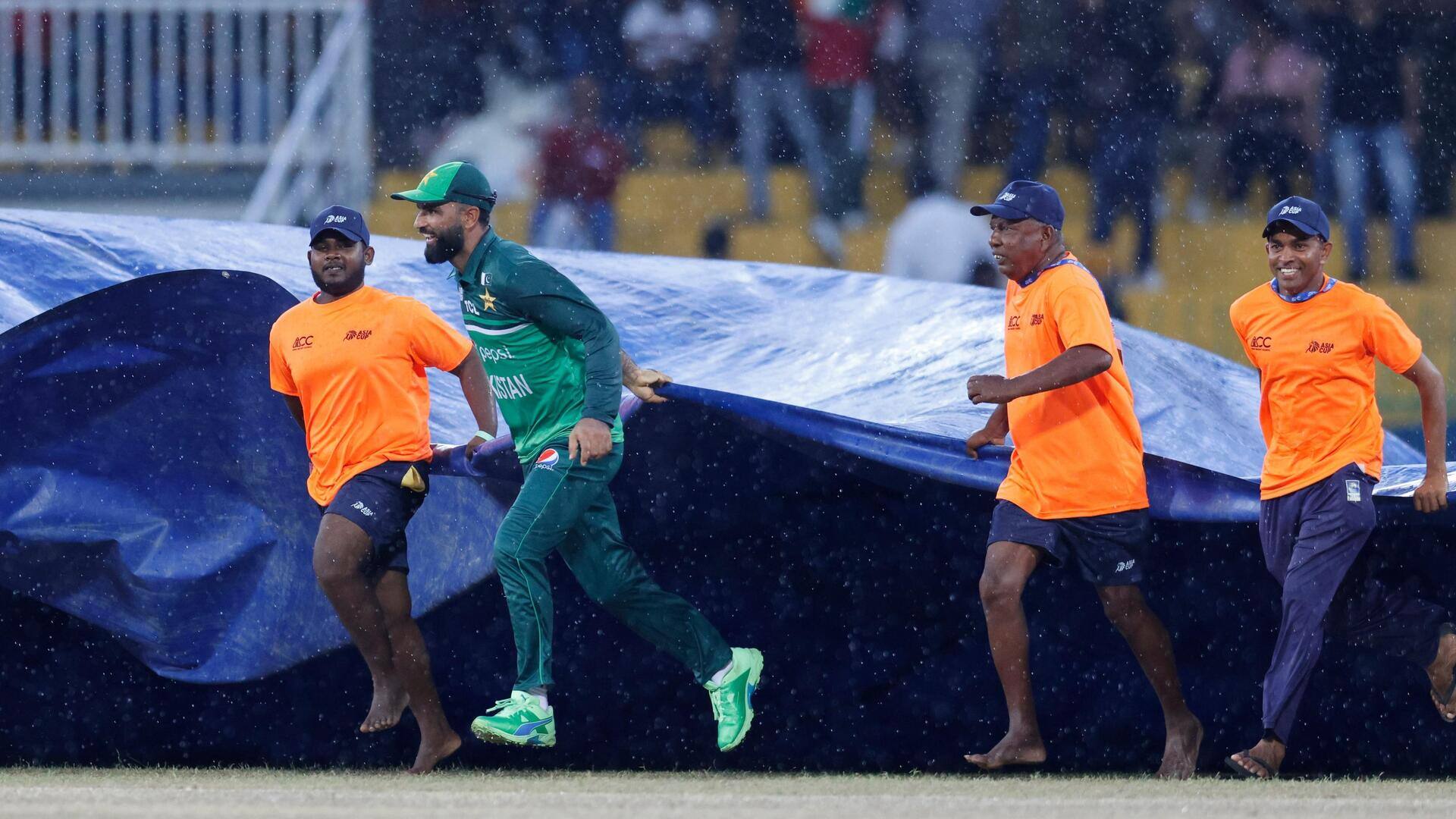 भारत बनाम पाकिस्तान: बारिश से प्रभावित मैच में ग्राउंड स्टाफ की मदद करते नजर आए फखर