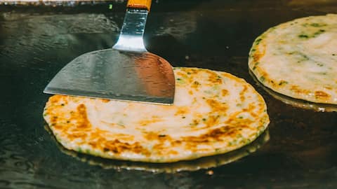 मुंह में जाते ही घुल जाता है रेशमी पराठा, जानिए कैसा बनता है यह व्यंजन