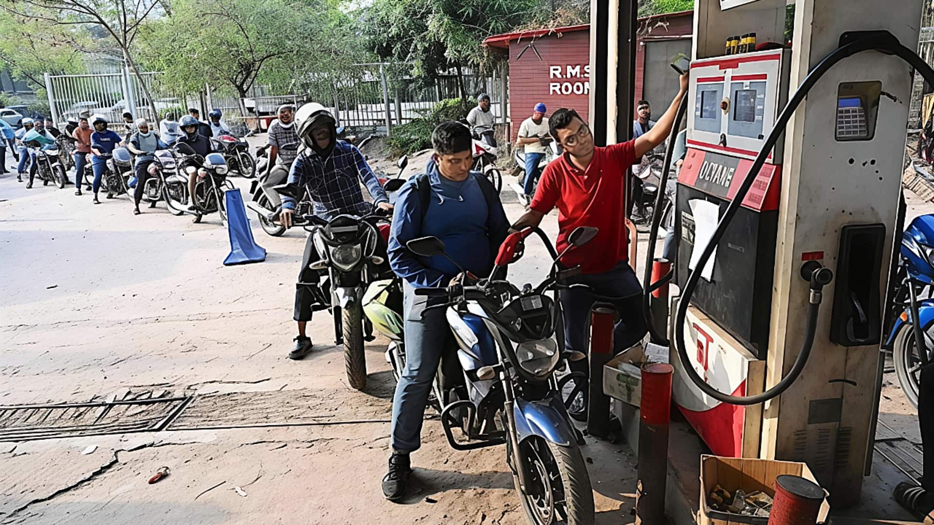 केंद्र सरकार 1 जुलाई से पेट्रोल और डीजल की बिक्री पर लगे प्रतिबंध हटाएगी