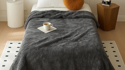 ऊनी कंबल का इस तरह से रखें ध्यान, लंबे समय तक रहेगा सही