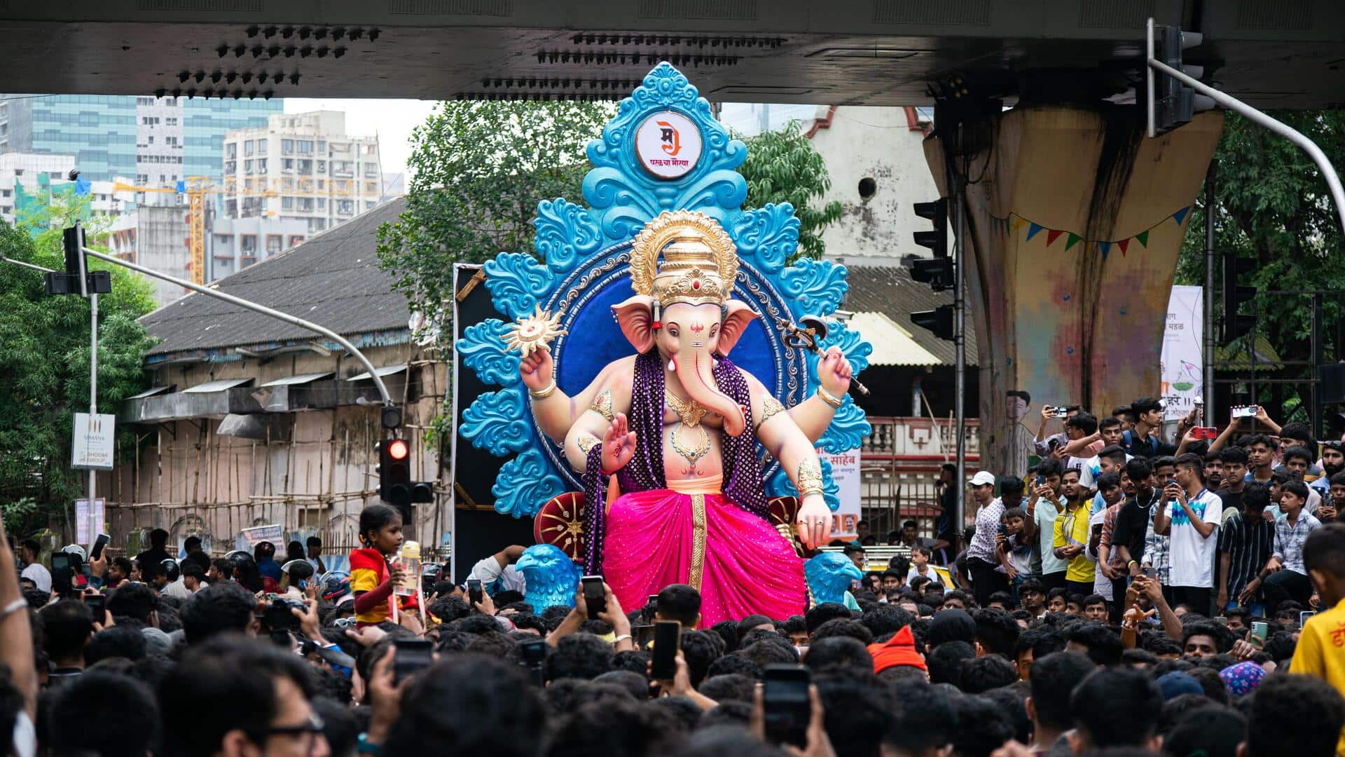 गणेशोत्सव: बड़ी भीड़ के बीच खुद को सुरक्षित रखने के लिए अपनाएं ये तरीके