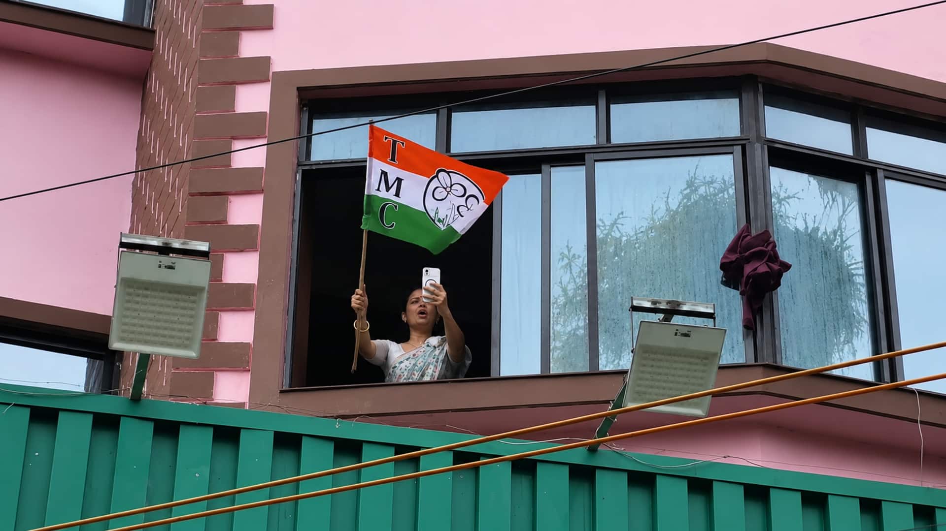 महुआ मोइत्रा पर फेंके गए अंडे; पुलिस खड़ी होकर देखती रही, भाजपा कार्यकर्ताओं पर आरोप