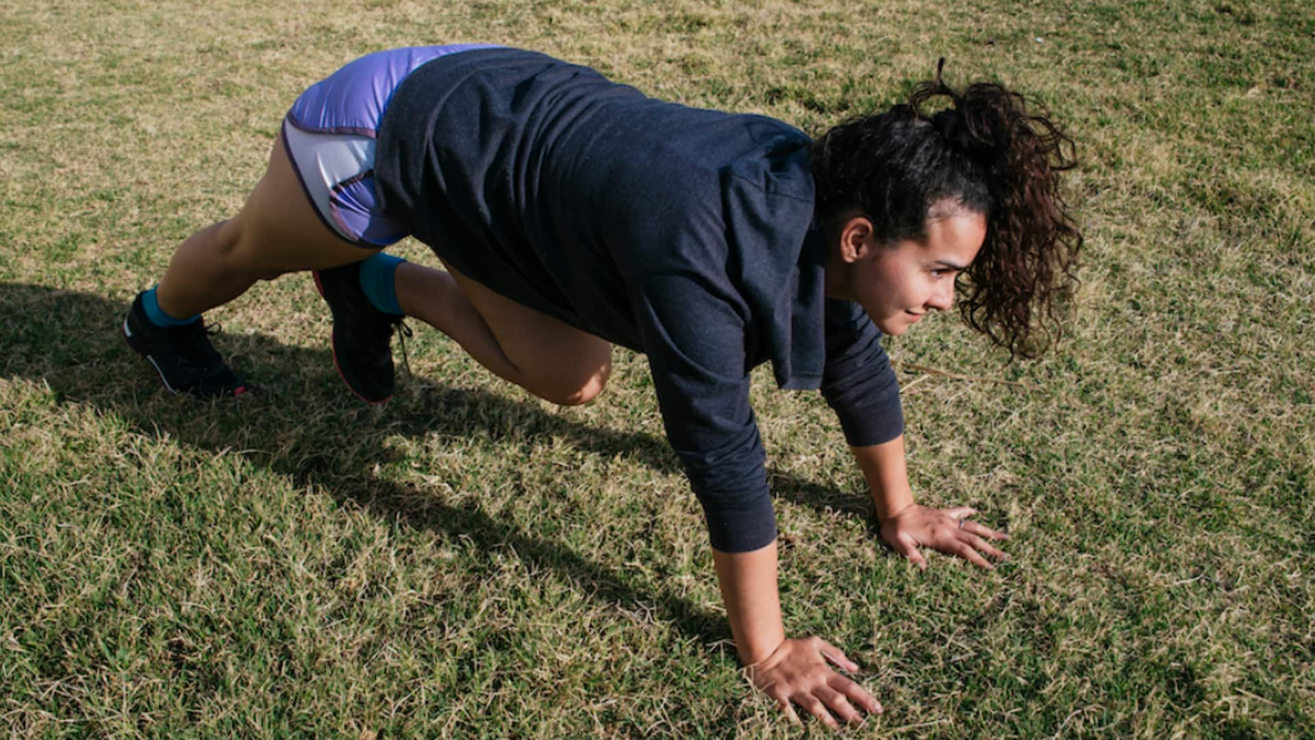 रिवर्स बीयर क्रॉल एक्सरसाइज आपको प्रदान करेगी कई लाभ, इससे सुधारें समन्वय