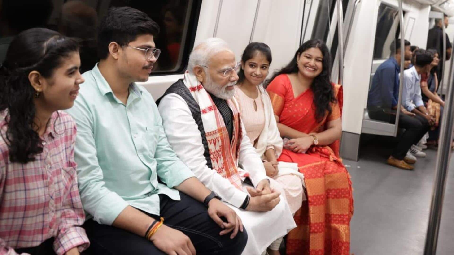 प्रधानमंत्री मोदी ने किया दिल्ली मेट्रो में सफर, लोगों से की बातचीत