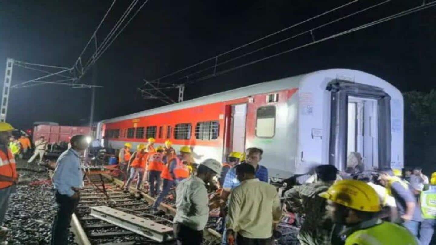 महाराष्ट्र: गोंदिया में मालगाड़ी से टकराई पैसेंजर ट्रेन, 53 यात्री घायल